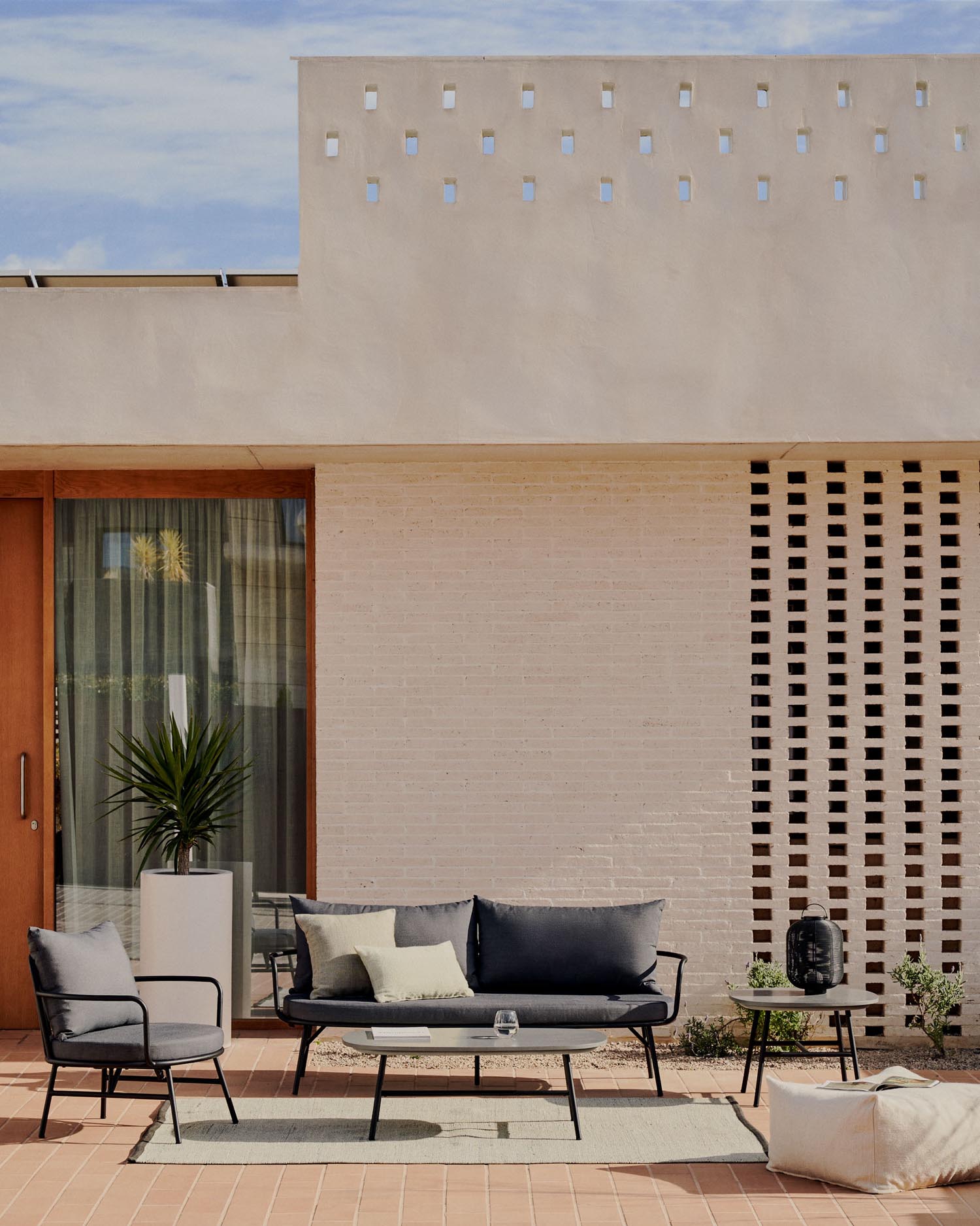 Moderner Bramant Sessel aus robustem Stahl mit elegantem schwarzem Finish, ideal für stilvolle und zeitgemässe Einrichtungen.