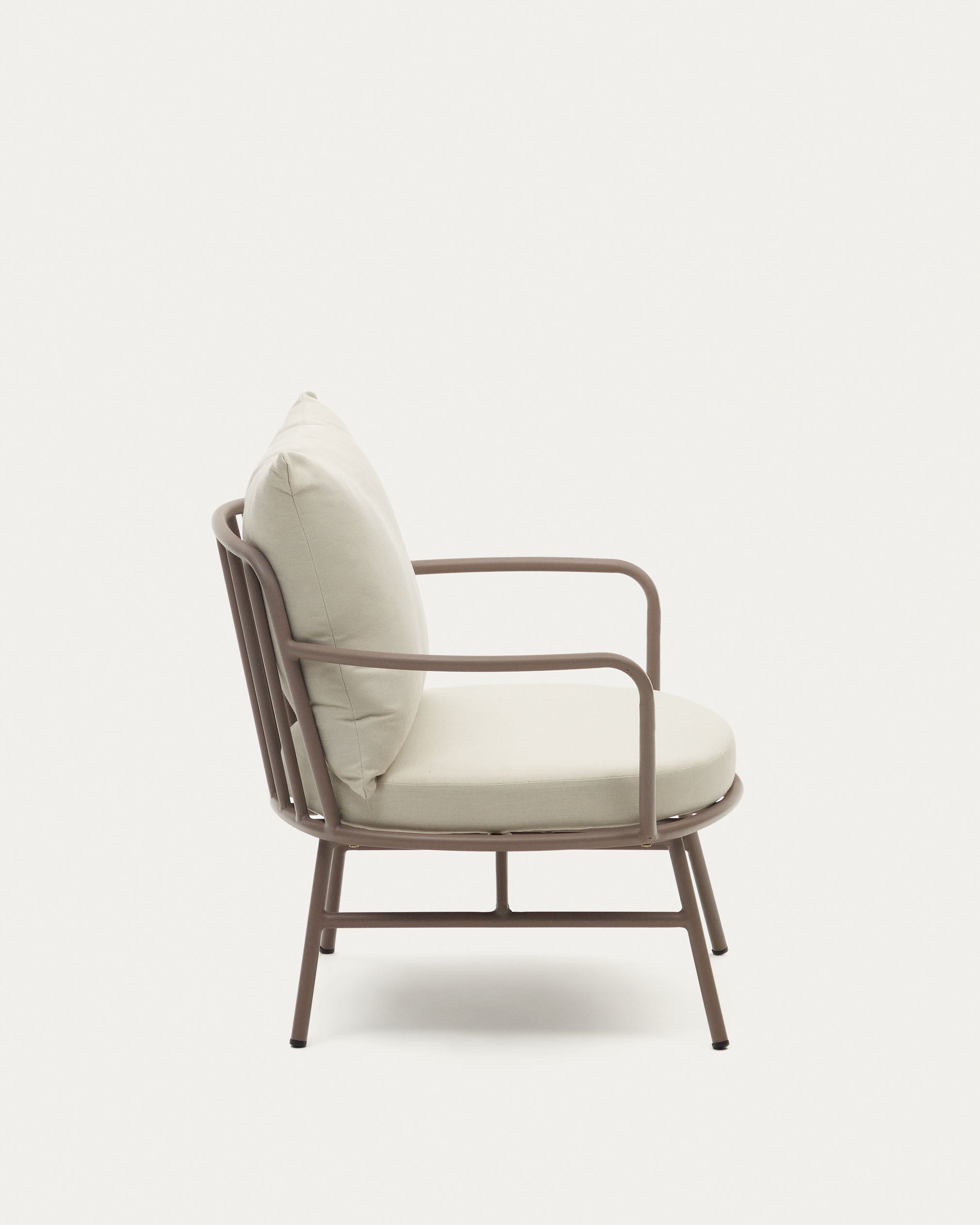 Eleganter Bramant Sessel von Kave Home aus wetterbeständigem Stahl in frischem Helllila, perfekt für stilvolle Outdoor-Bereiche.