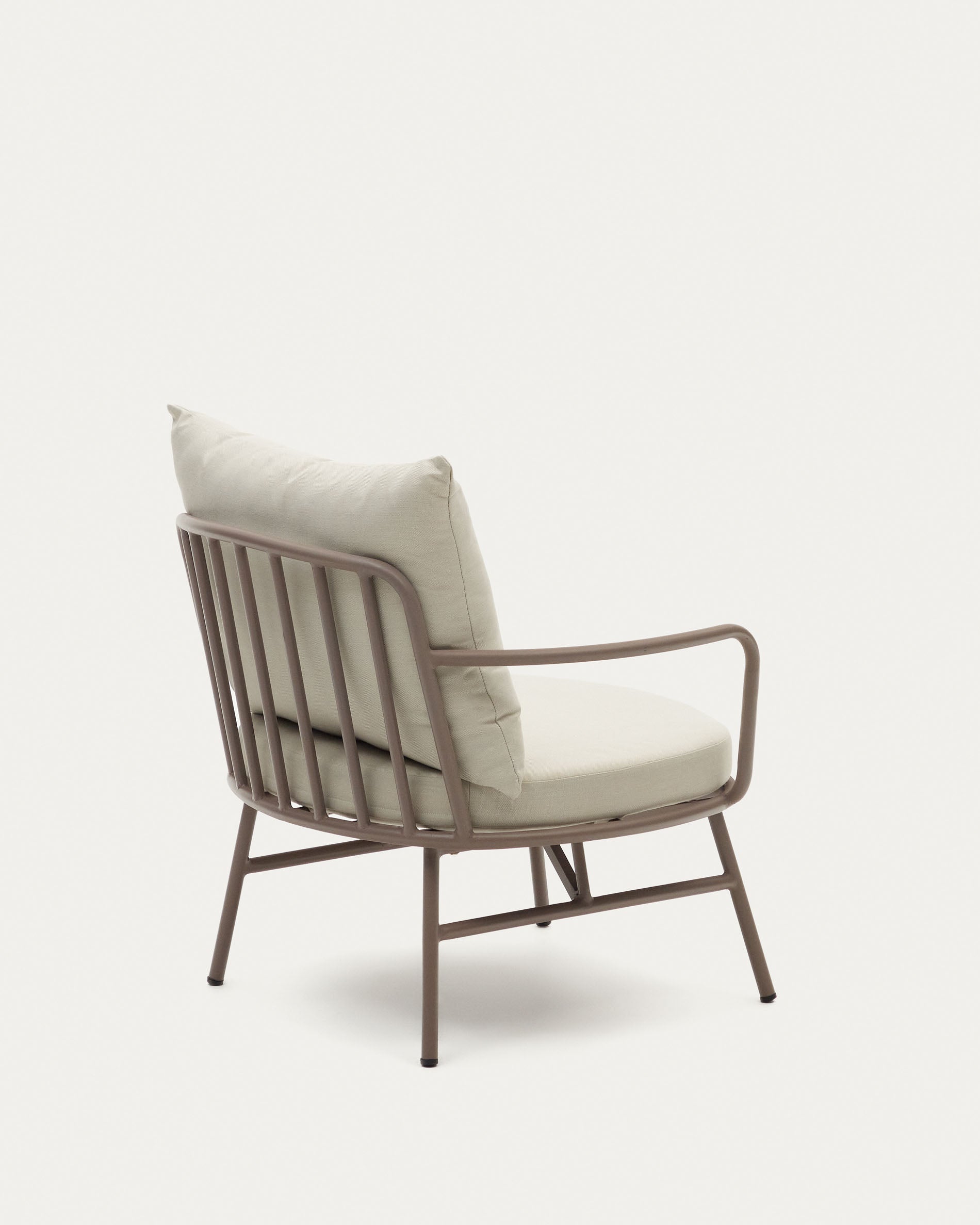 Der Bramant Sessel in Helllila vereint modernes Design mit Komfort, ideal für stilvolle Aussenbereiche. Robust und wetterbeständig.