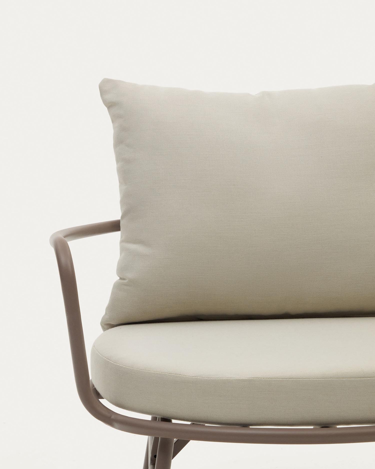 Der Bramant Sessel von Kave Home in elegantem Helllila bietet stilvollen Komfort für Ihren Außenbereich. Wetterfest und langlebig.