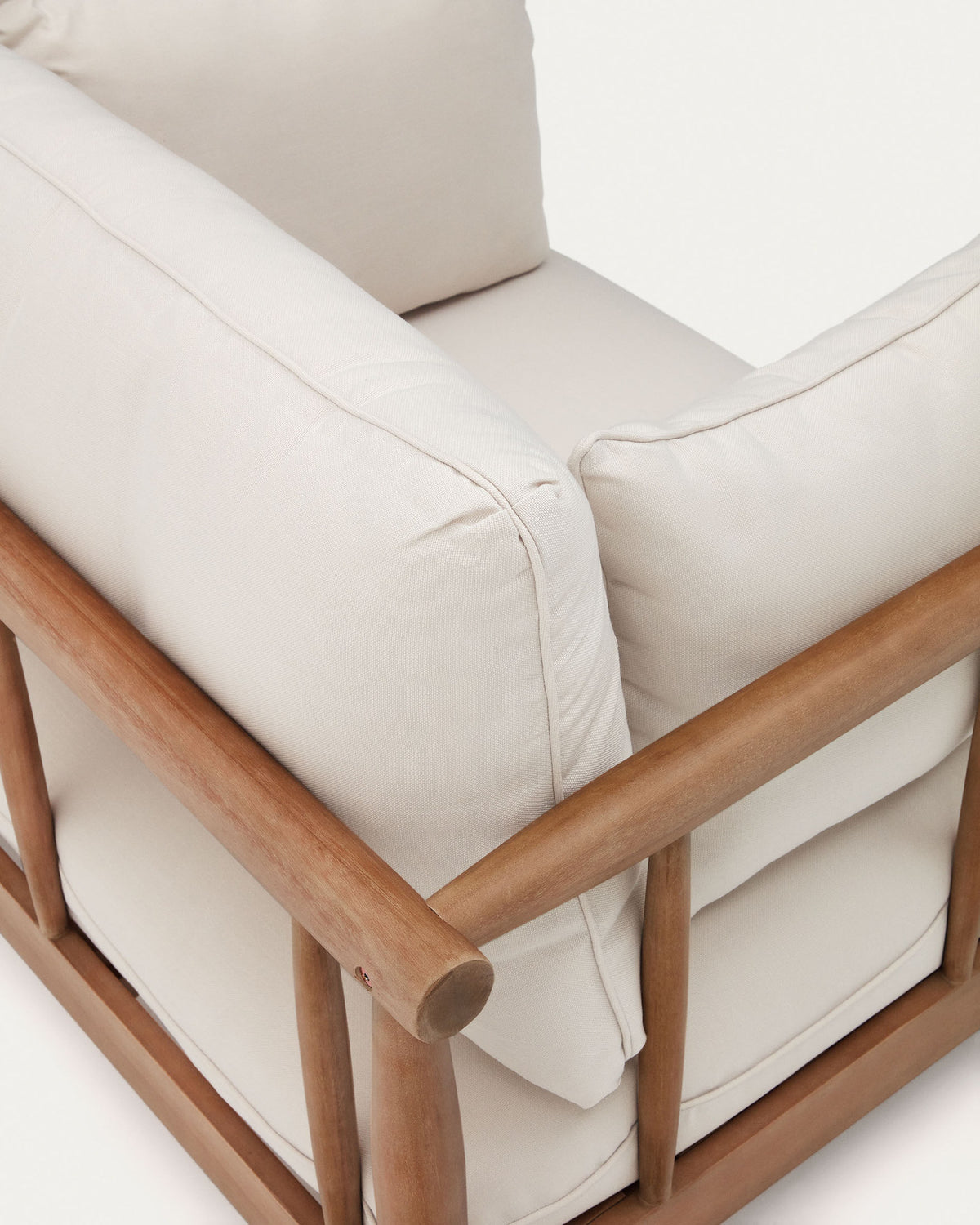 Sacova Sessel aus massivem Eukalyptusholz FSC 100% in Natur präsentiert im Onlineshop von KAQTU Design AG. Outdoor-Sessel mit Armlehnen ist von Kave Home