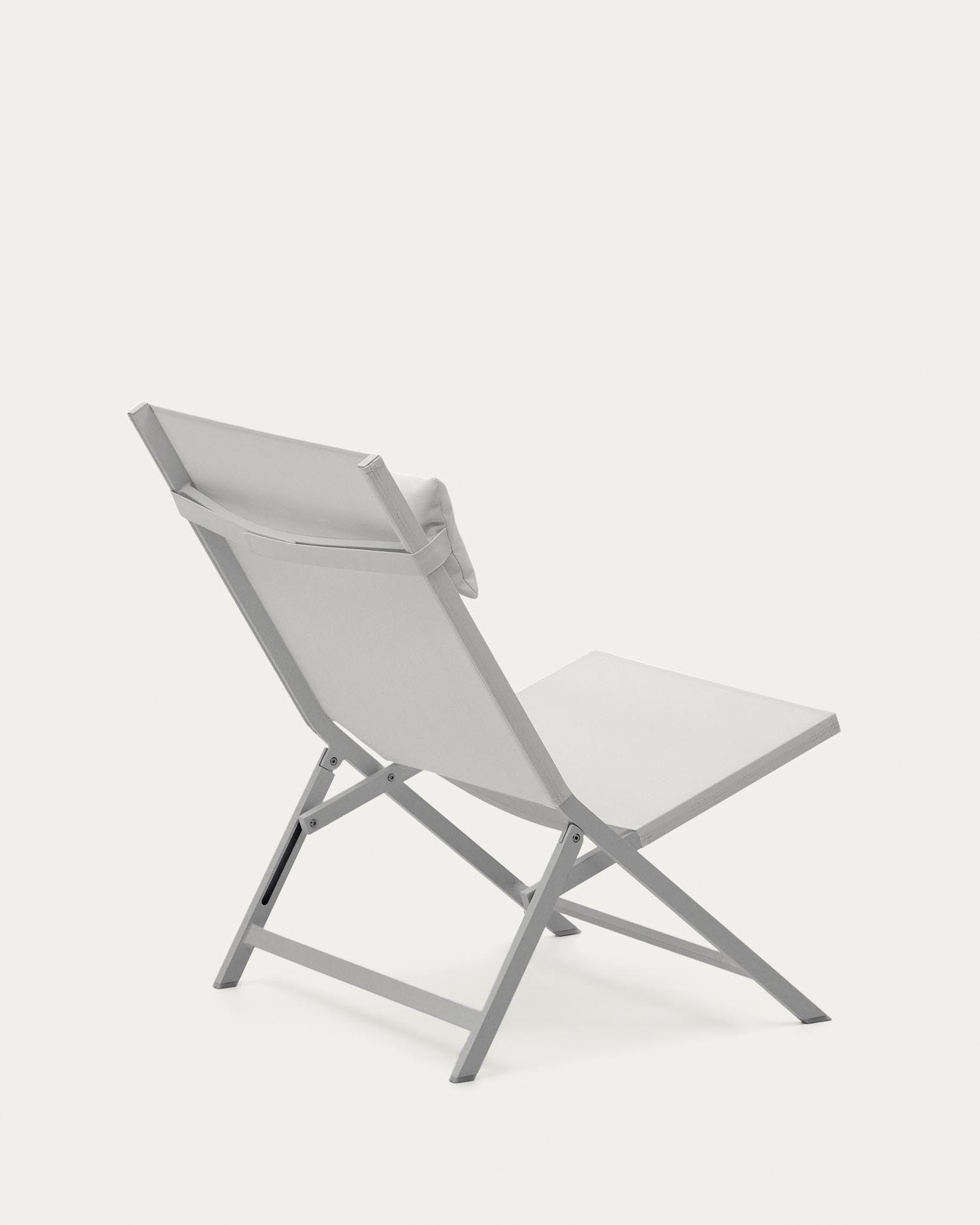 Eleganter Klappstuhl aus Aluminium mit weissem Finish, atmungsaktivem Texteline-Sitz und platzsparendem Design für stilvolle Aussenbereiche.