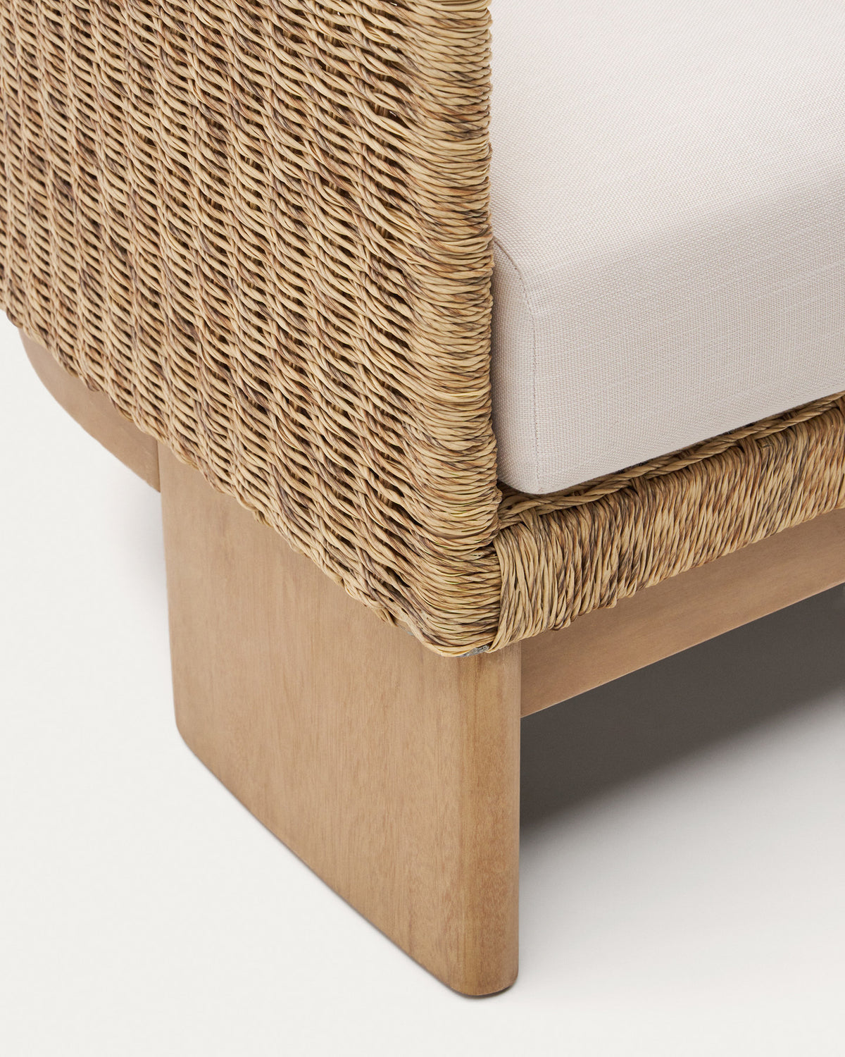 Xoriguer Sessel aus synthetischem Rattan und massivem Eukalyptusholz FSC 100% in Natur, Beige präsentiert im Onlineshop von KAQTU Design AG. Outdoor-Sessel mit Armlehnen ist von Kave Home