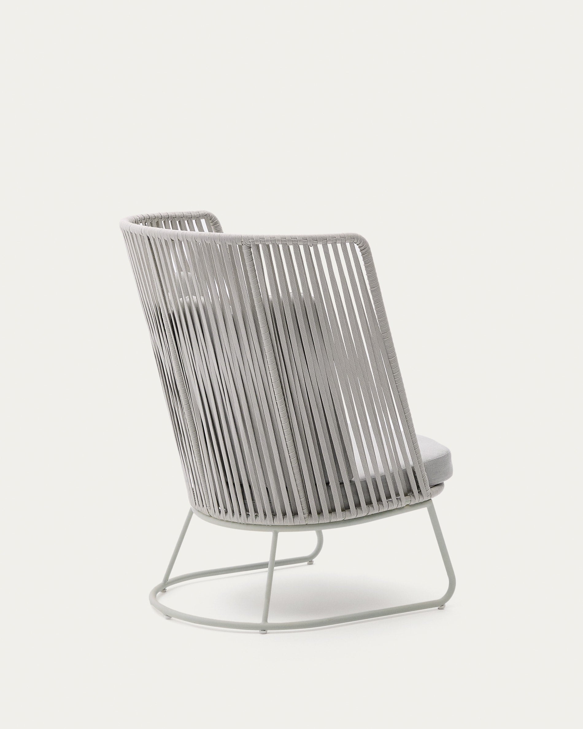 Moderner Outdoor-Sessel Saconca mit hoher Rückenlehne, gefertigt aus Seil und verzinktem Stahl, perfekt für elegante Außenbereiche.