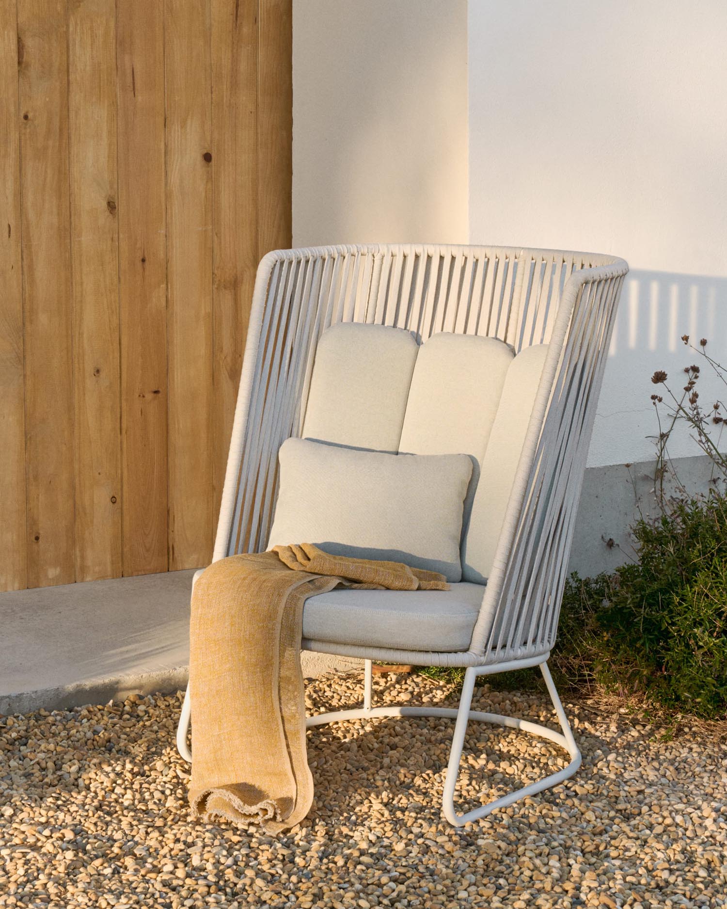 Eleganter Outdoor-Sessel Saconca mit hoher Rückenlehne, aus Seil und verzinktem Stahl, ideal für stilvolle Außenbereiche.