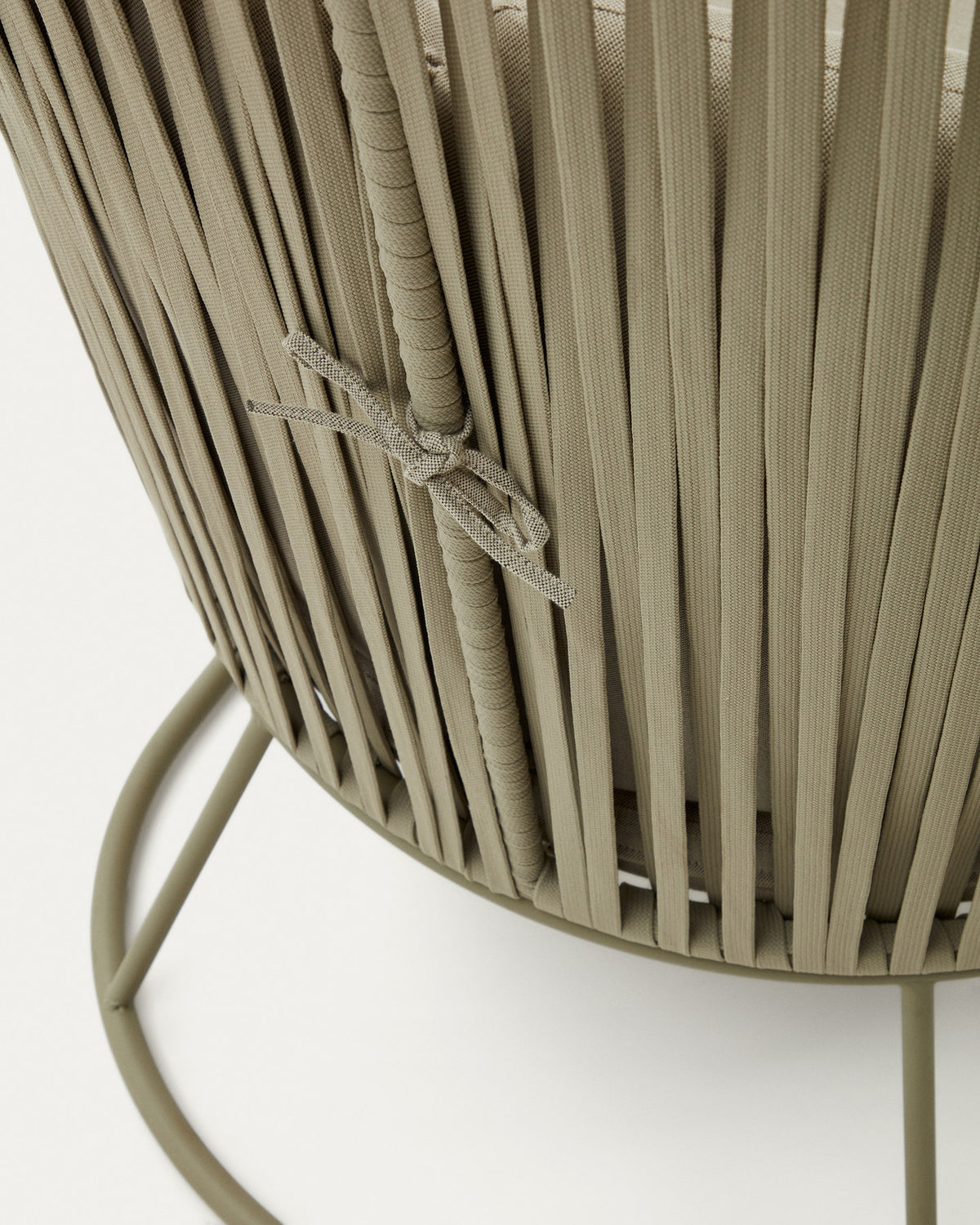 Sessel Saconca mit hoher Rückenlehne für den Aussenbereich mit Flechtwerk und verzinktem Stahl, grün in Beige, Grün präsentiert im Onlineshop von KAQTU Design AG. Outdoor-Sessel mit Armlehnen ist von Kave Home