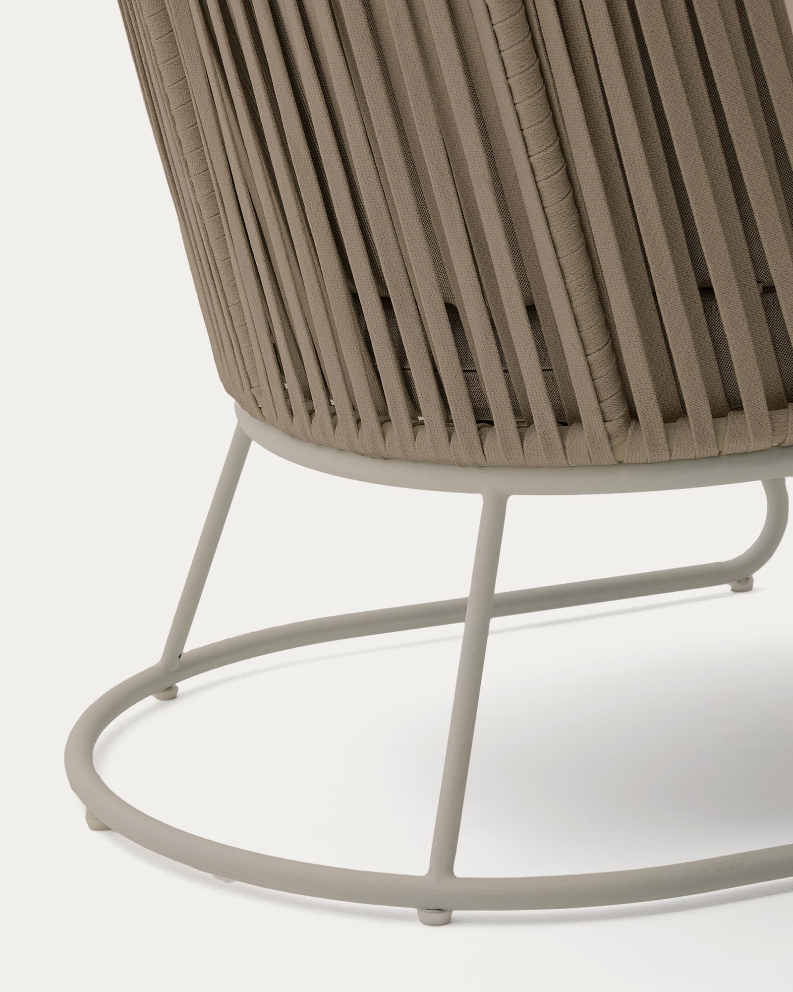 Eleganter Outdoor-Sessel Saconca mit hoher Rückenlehne, gefertigt aus robustem Seil und beige verzinktem Stahl, ideal für entspannte Stunden im Freien.