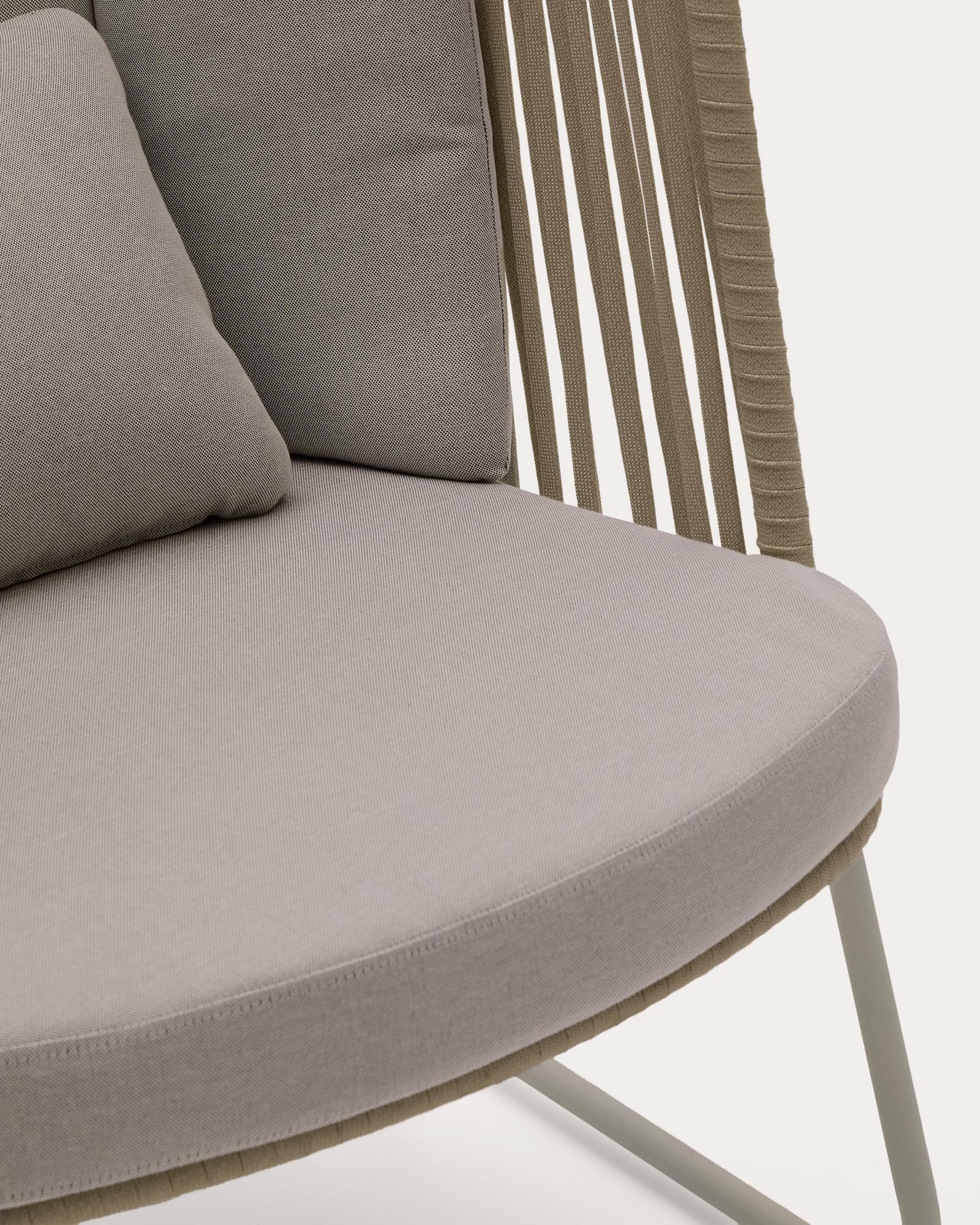 Stylischer Outdoor-Sessel Saconca mit hoher Rückenlehne, aus strapazierfähigem Seil und beige verzinktem Stahl, perfekt für Garten und Terrasse.