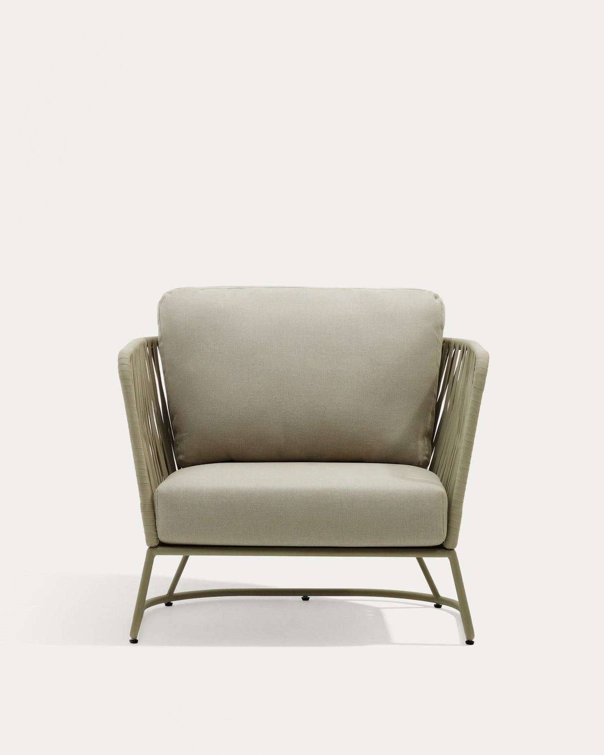 Sessel Saconca für den Aussenbereich mit Flechtwerk und verzinktem Stahl, grün in Beige, Grün präsentiert im Onlineshop von KAQTU Design AG. Outdoor-Sessel mit Armlehnen ist von Kave Home