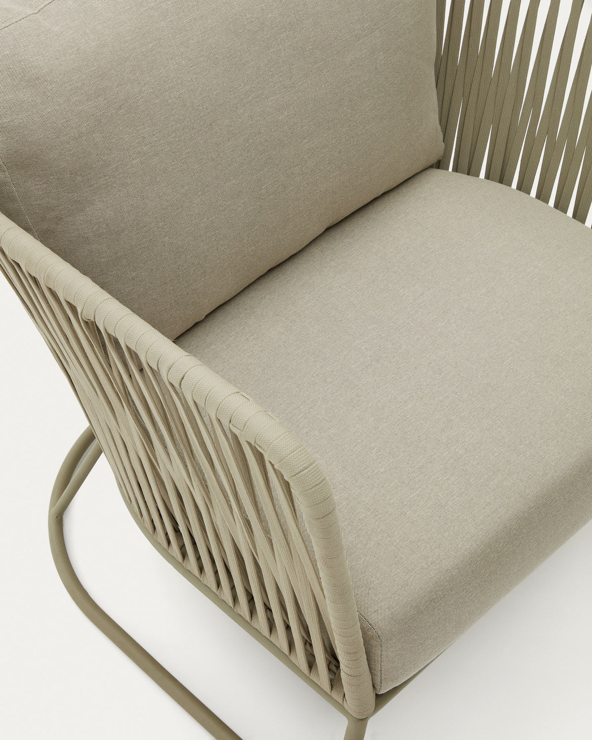 Sessel Saconca für den Aussenbereich mit Flechtwerk und verzinktem Stahl, grün in Beige, Grün präsentiert im Onlineshop von KAQTU Design AG. Outdoor-Sessel mit Armlehnen ist von Kave Home