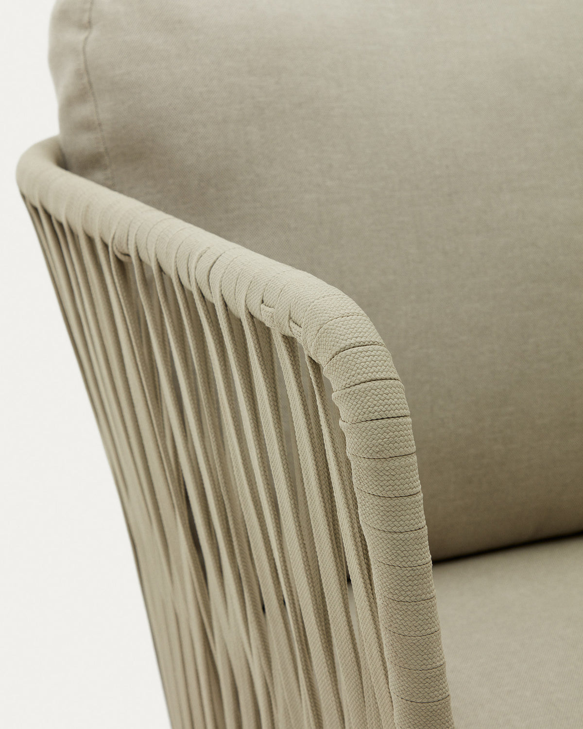 Sessel Saconca für den Aussenbereich mit Flechtwerk und verzinktem Stahl, grün in Beige, Grün präsentiert im Onlineshop von KAQTU Design AG. Outdoor-Sessel mit Armlehnen ist von Kave Home