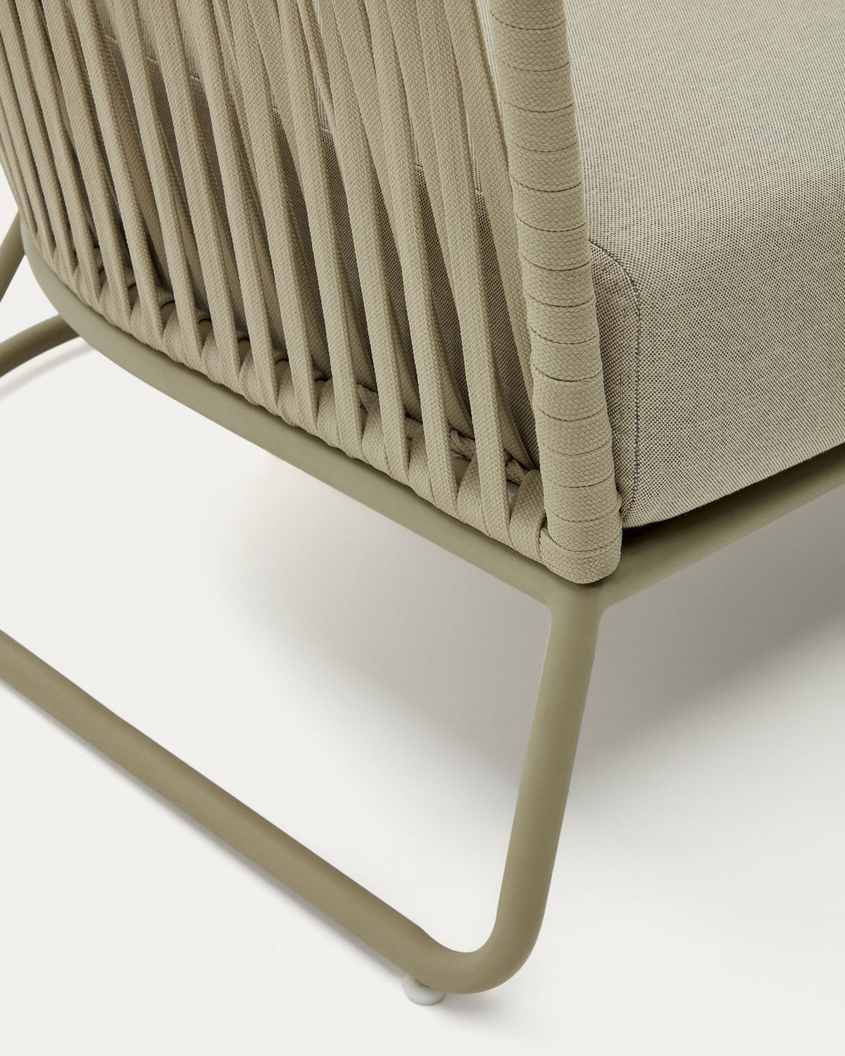 Sessel Saconca für den Aussenbereich mit Flechtwerk und verzinktem Stahl, grün in Beige, Grün präsentiert im Onlineshop von KAQTU Design AG. Outdoor-Sessel mit Armlehnen ist von Kave Home