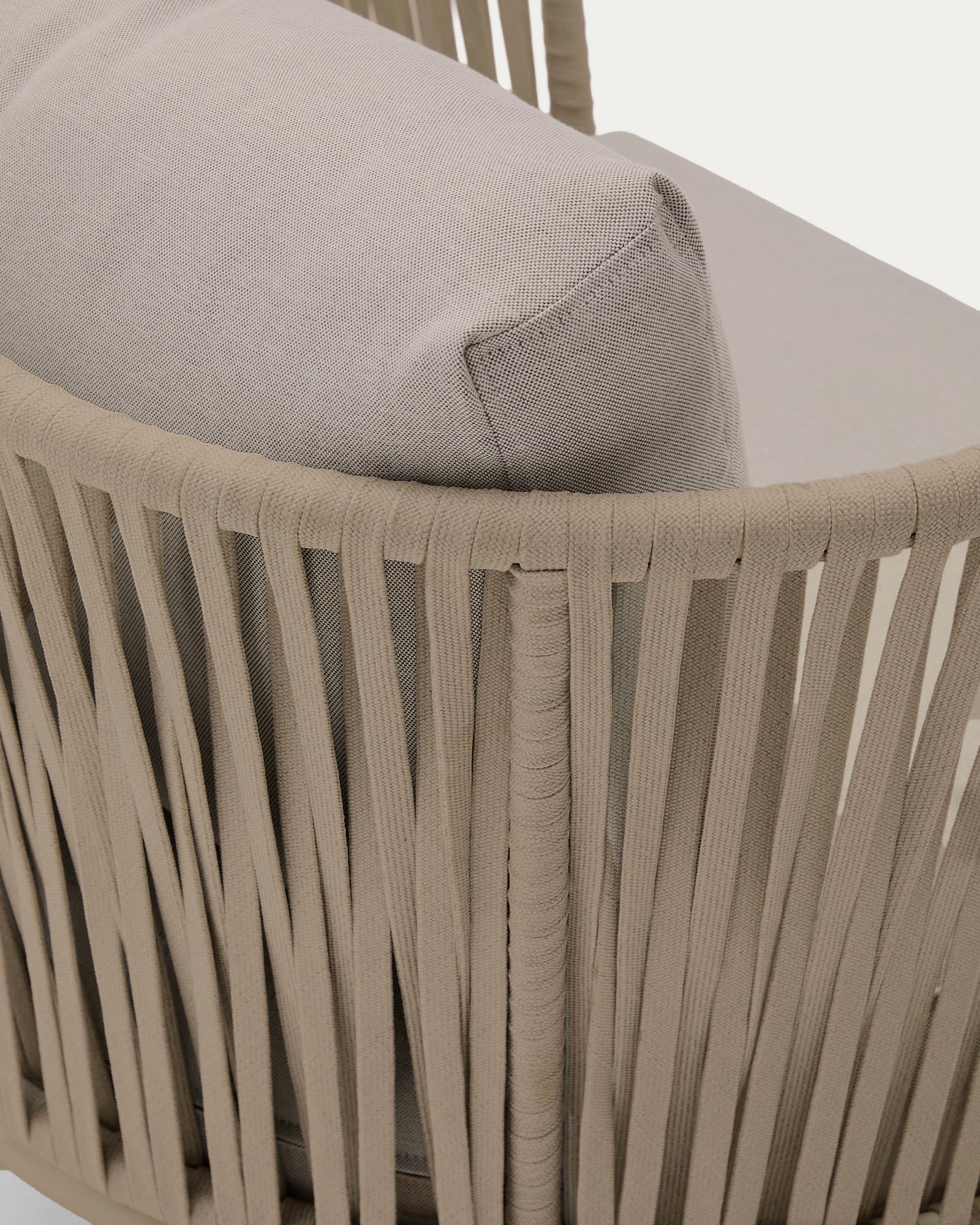 Stylischer Outdoor-Sessel Saconca, gefertigt aus strapazierfähigem Seil und modernem beige verzinktem Stahl, perfekt für Garten und Terrasse.