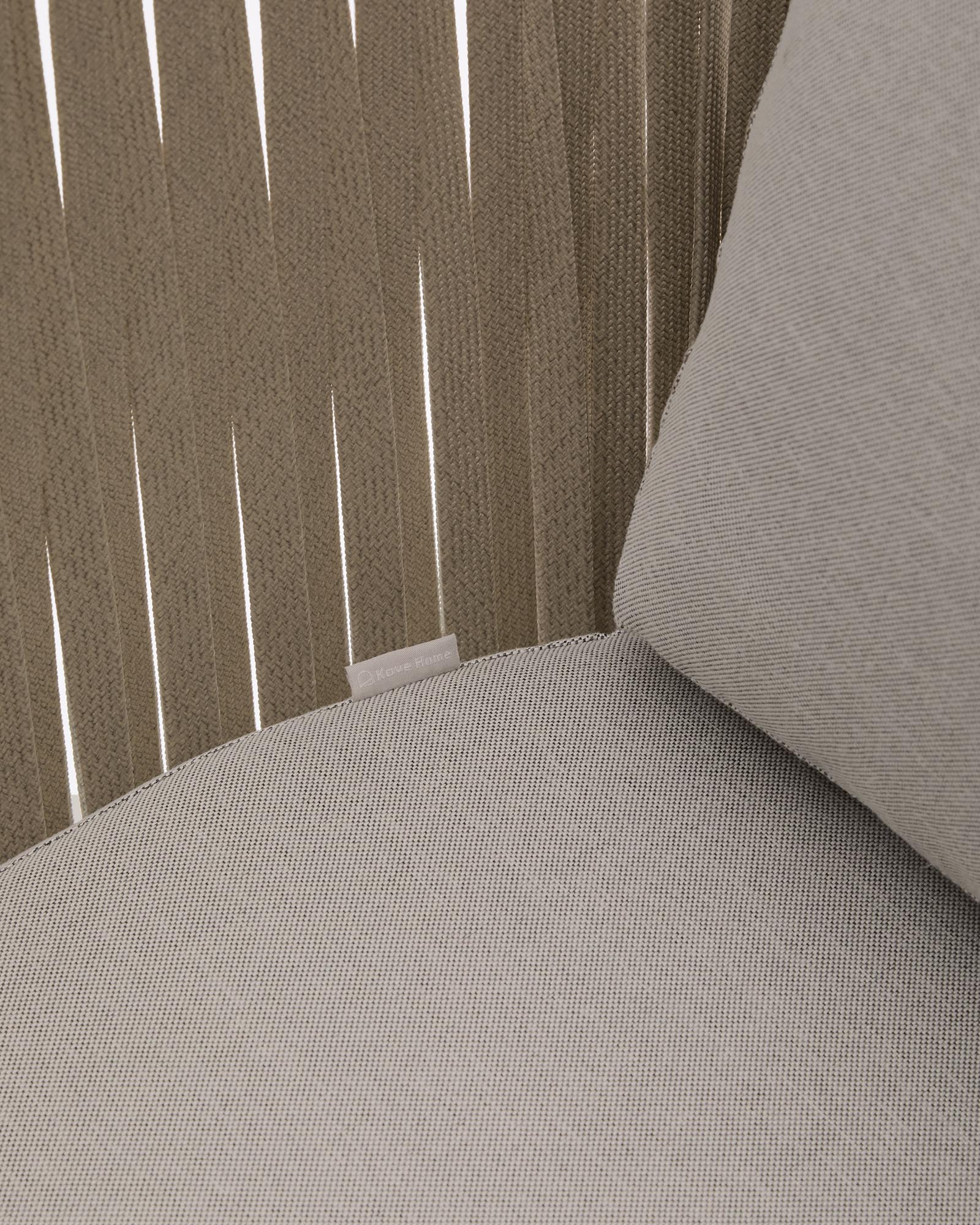 Eleganter Outdoor-Sessel Saconca, kombiniert robustes Seil mit einem stilvollen, beige verzinkten Stahlrahmen – ideal für entspannte Stunden im Freien.