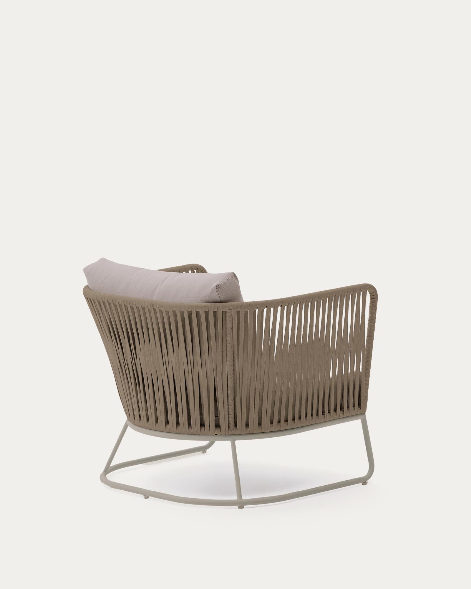 Bequemer Outdoor-Sessel Saconca, gefertigt aus robustem Seil und modernem, beige verzinktem Stahl – ideal für entspannte Stunden im Freien.
