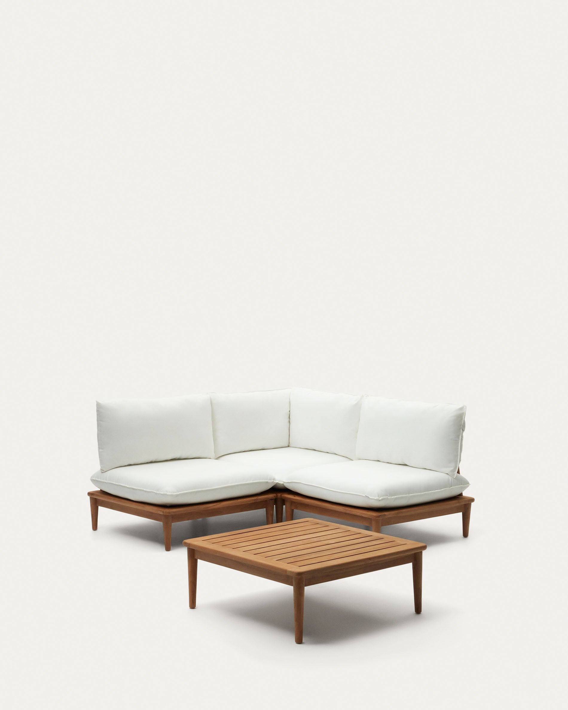 Modulares Set aus massivem Teakholz: Ecksessel, 2 Sessel und Couchtisch. Stilvolles Design von Kave Home für Ihren Aussenbereich.