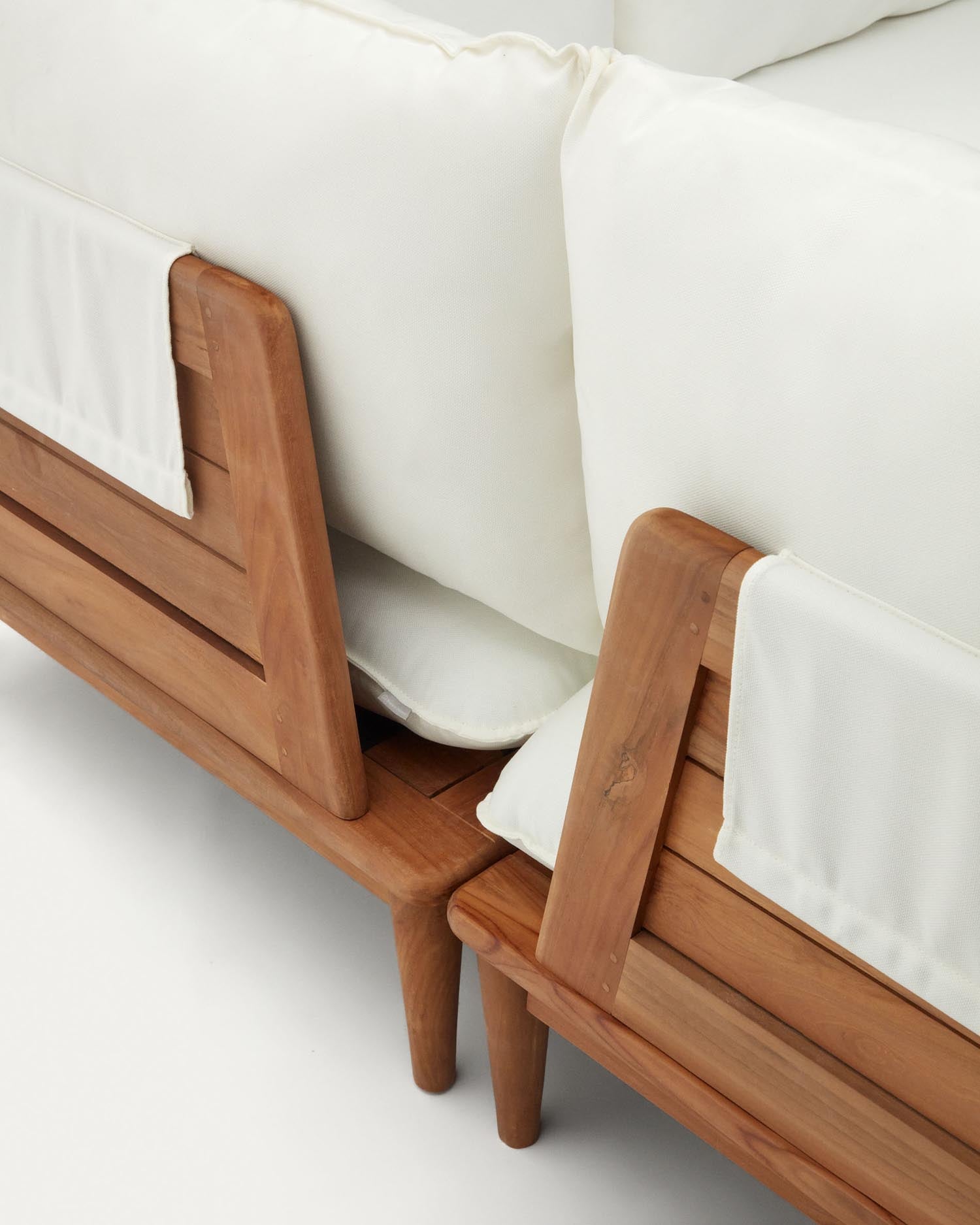 Gestalten Sie Ihre Terrasse mit dem Portitxol Set von Kave Home: Ecksessel, 2 Sessel und Couchtisch aus langlebigem Teakholz für höchsten Komfort.