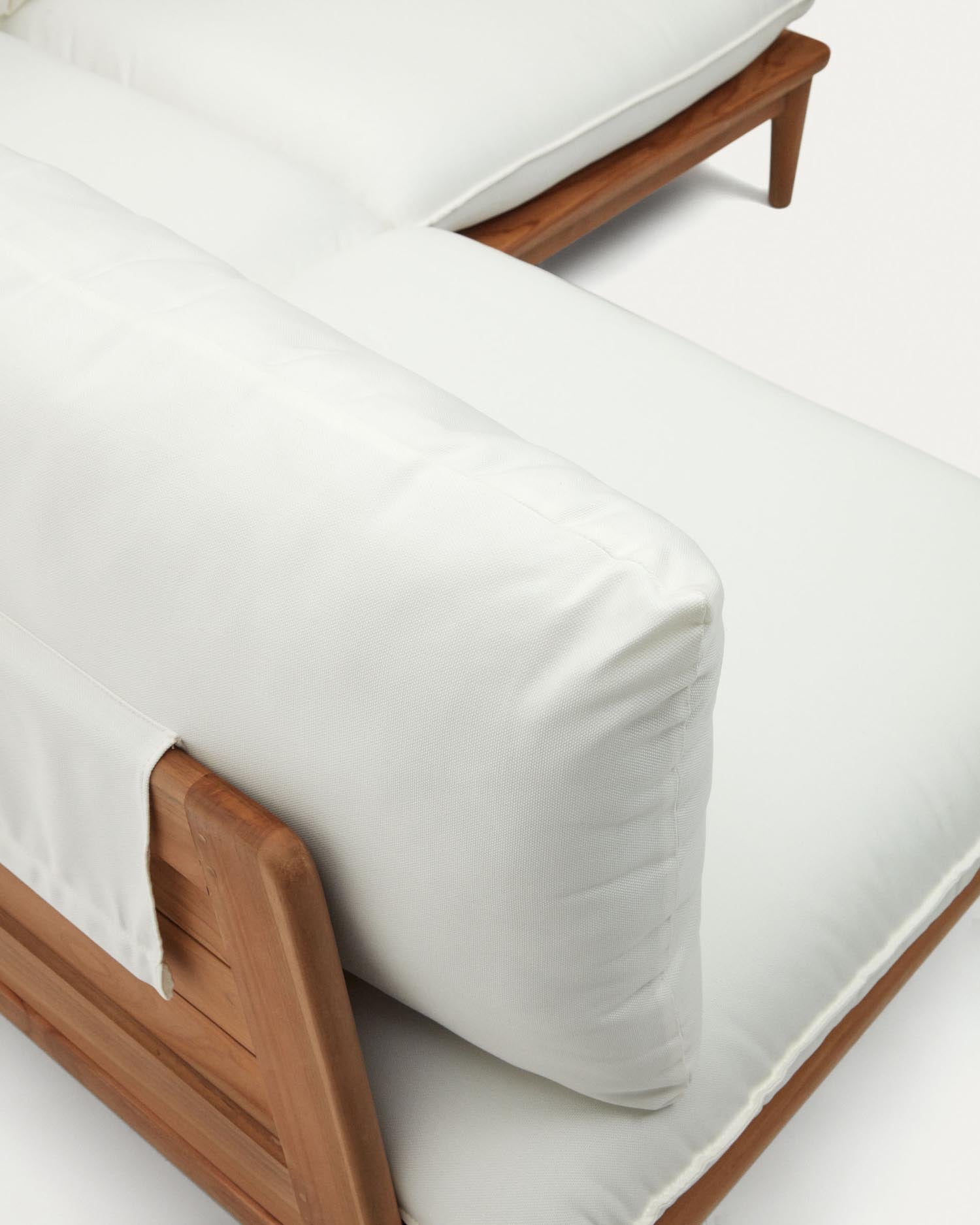 Verwandeln Sie Ihren Außenbereich mit dem Portitxol Set von Kave Home: stilvoller Ecksessel, 2 Sessel und Couchtisch aus robustem Teakholz.