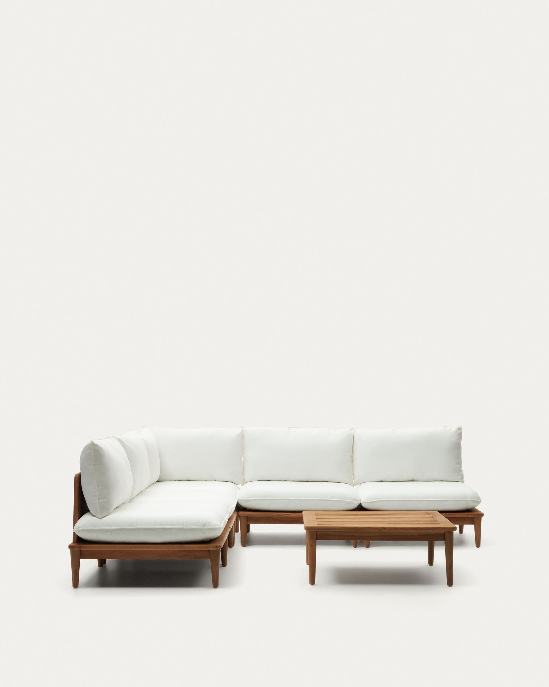 Modulares Teakholz-Set: Ecksessel, 4 Sessel, Couchtisch. Wetterfest, flexibel, stilvoll. Perfekt für Ihren Aussenbereich.