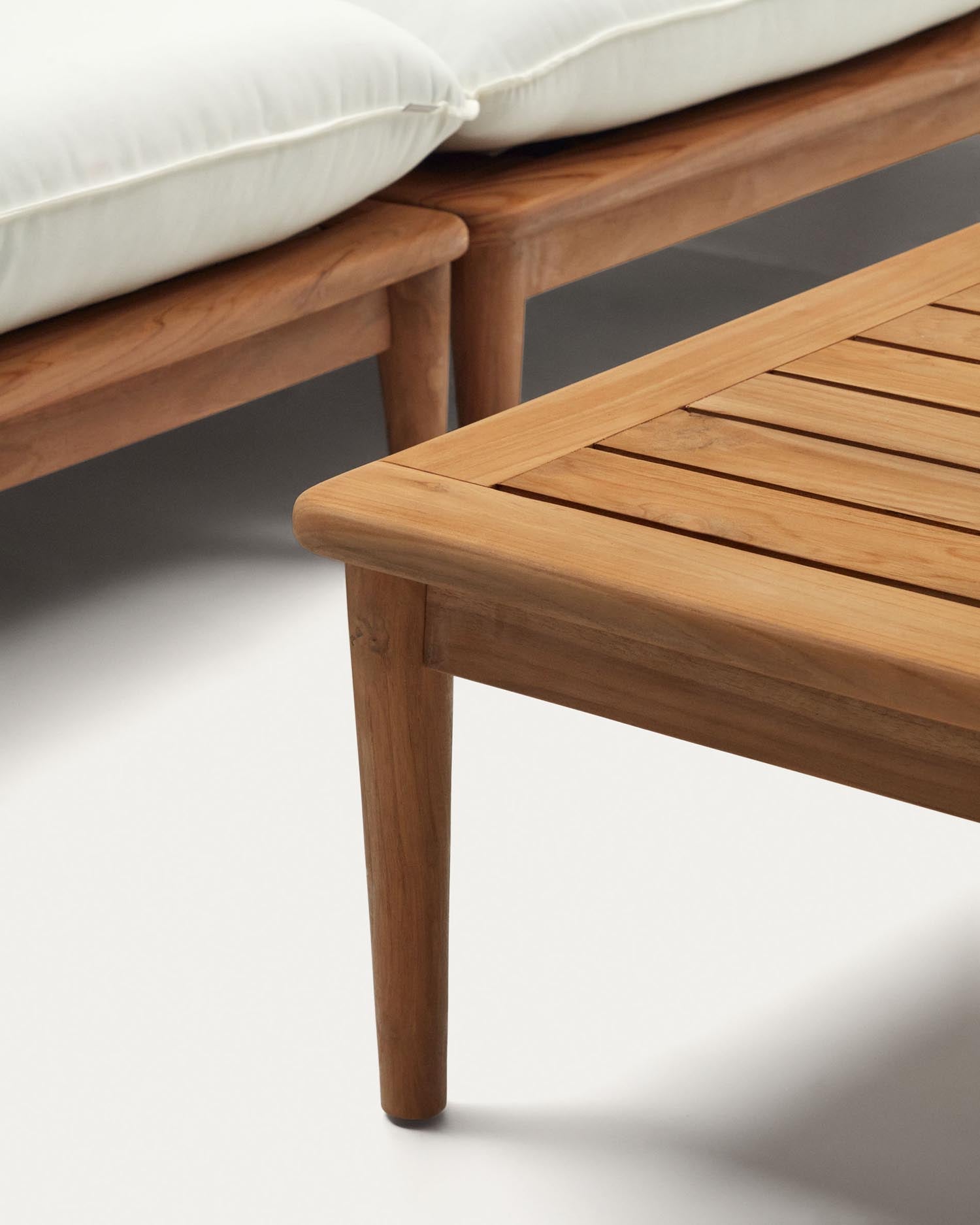 Portitxol Set: Flexibles Teakholz-Möbel für Ihren Aussenbereich. Ecksessel, 4 Sessel & Couchtisch vereinen Stil und Funktionalität.