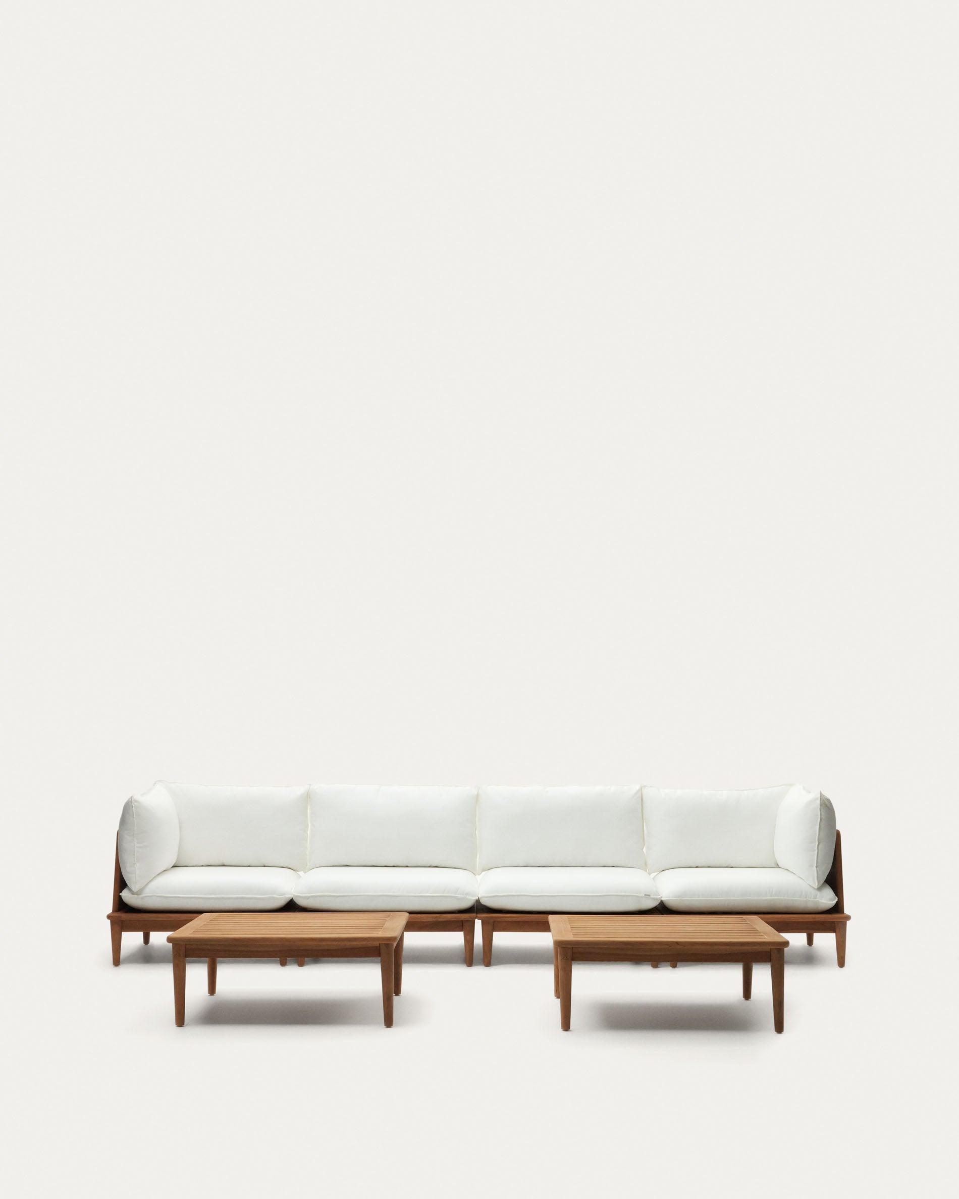 Elegantes Teakholz-Set: 2 Ecksessel, 2 Sessel, 2 Couchtische. Wetterfest, flexibel, stilvoll für Ihren Aussenbereich.