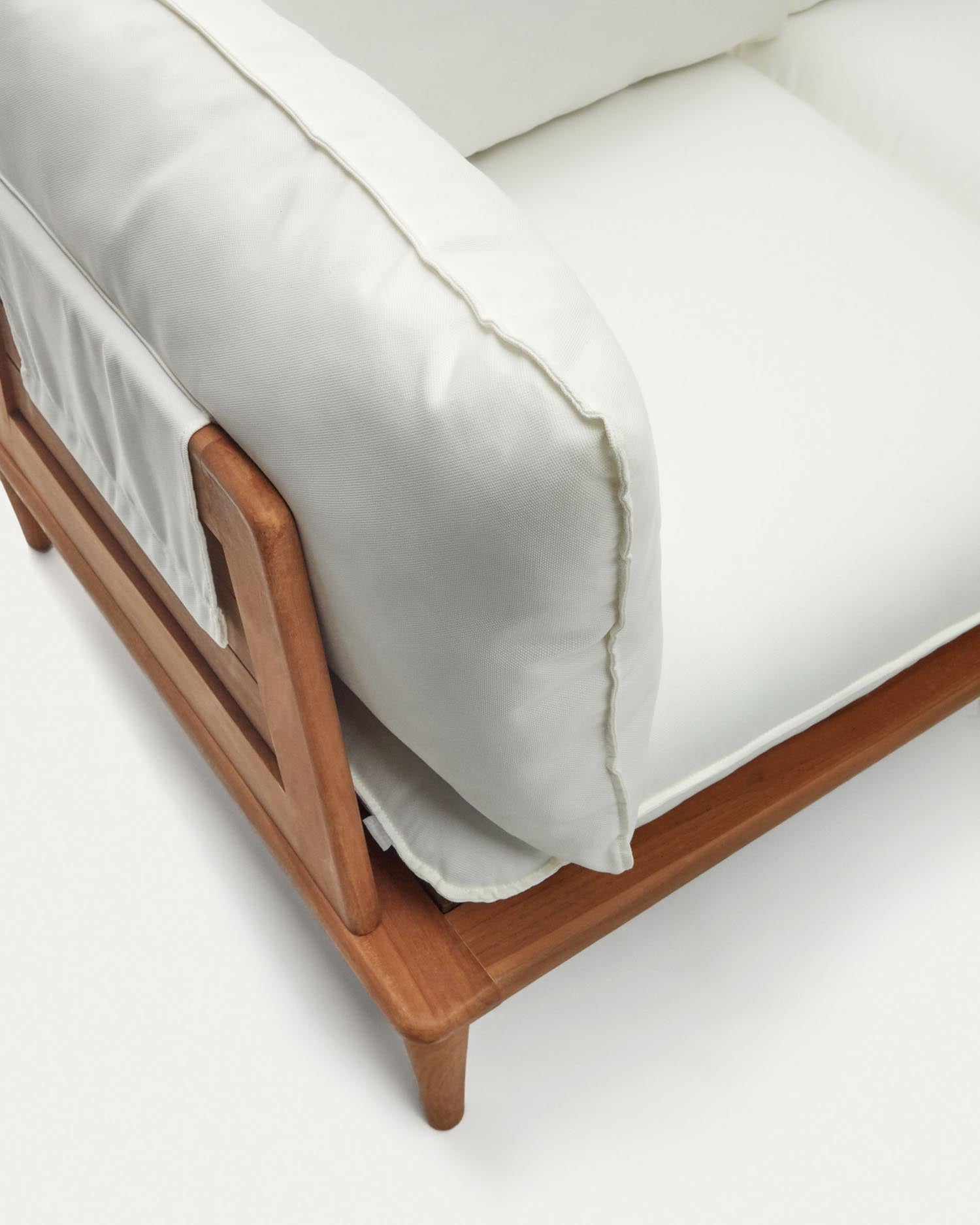 Entdecken Sie das Portitxol Set von Kave Home: 2 Ecksessel, 2 Sessel und 2 Couchtische aus hochwertigem Teakholz. Ideal für stilvolle Outdoor-Bereiche.