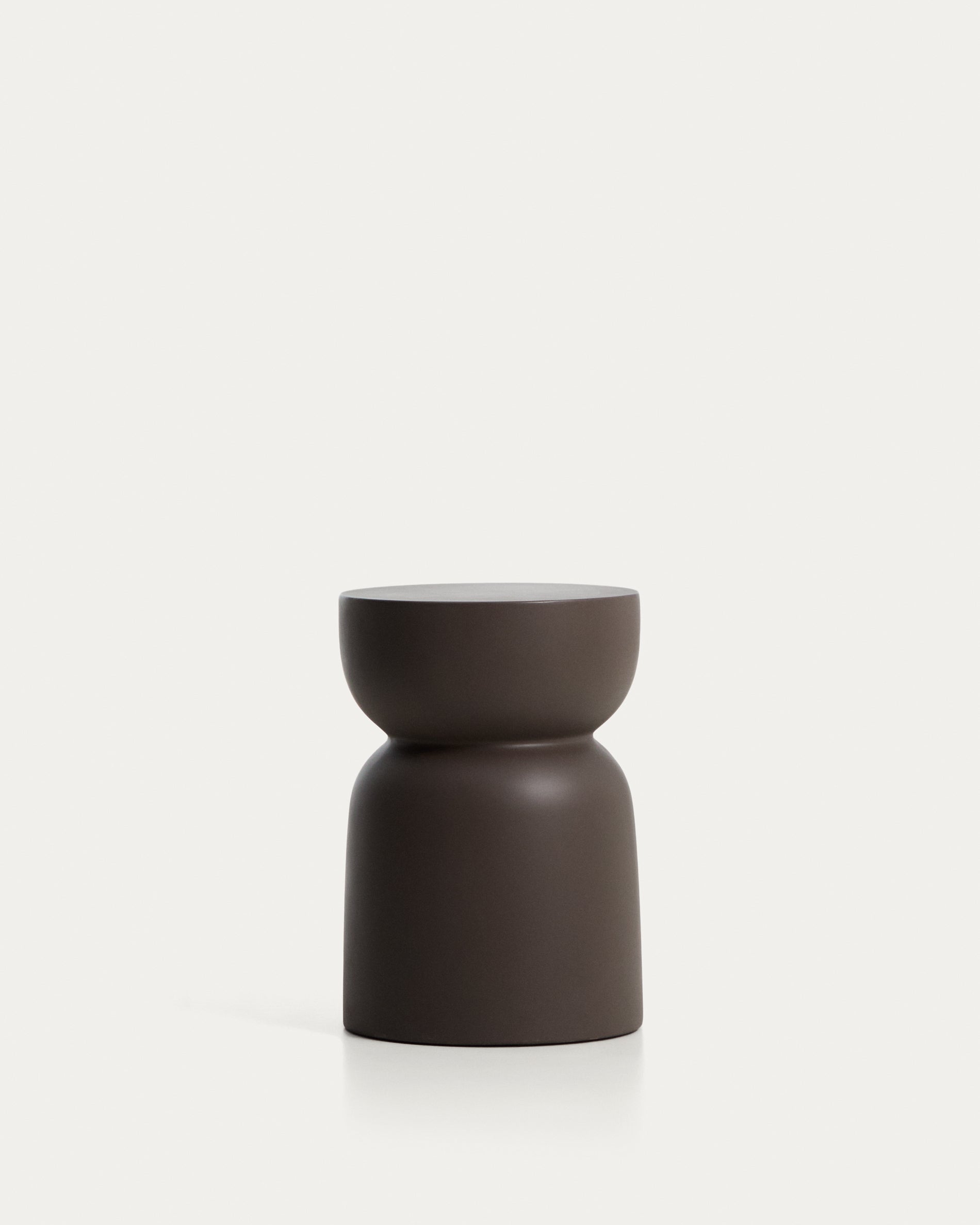 Beistelltisch Garbet aus braunem Zement, Ø 32 cm in Braun präsentiert im Onlineshop von KAQTU Design AG. Beistelltisch Outdoor ist von Kave Home