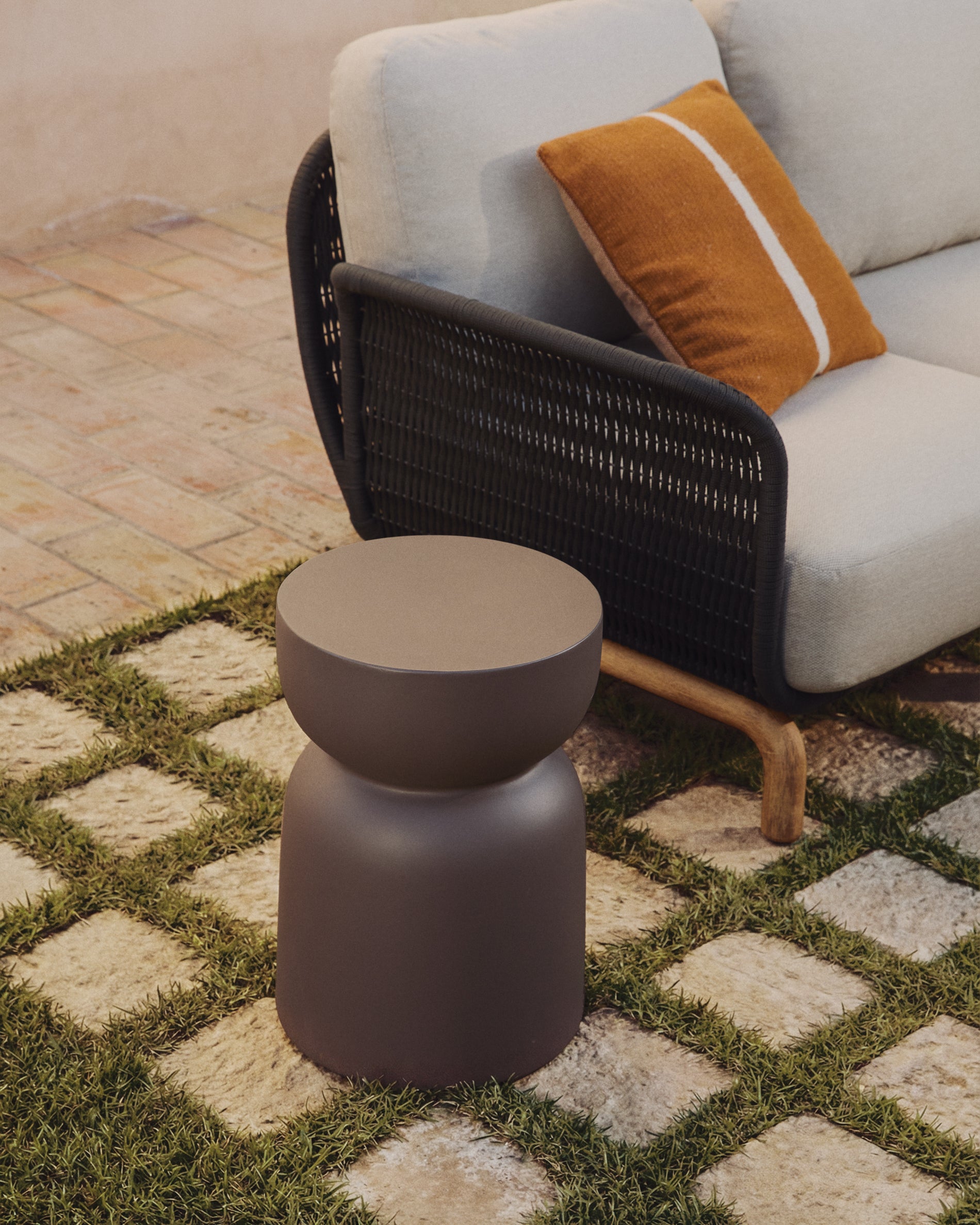 Eleganter Beistelltisch Garbet aus robustem braunem Zement, Ø 32 cm, ideal für den Outdoor-Bereich, stilvoll und funktional.
