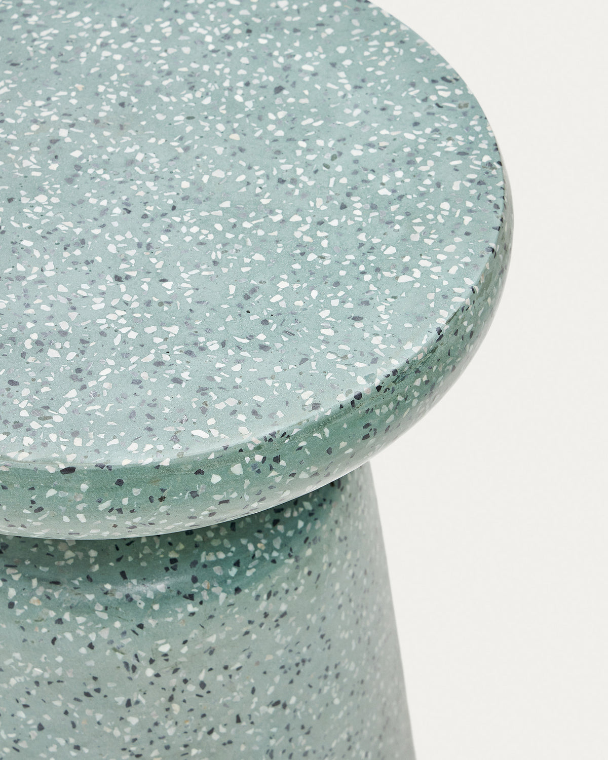 Mesquida Outdoor Beistelltisch aus grünem Terrazzo Ø 39 cm in Türkis präsentiert im Onlineshop von KAQTU Design AG. Beistelltisch Outdoor ist von Kave Home
