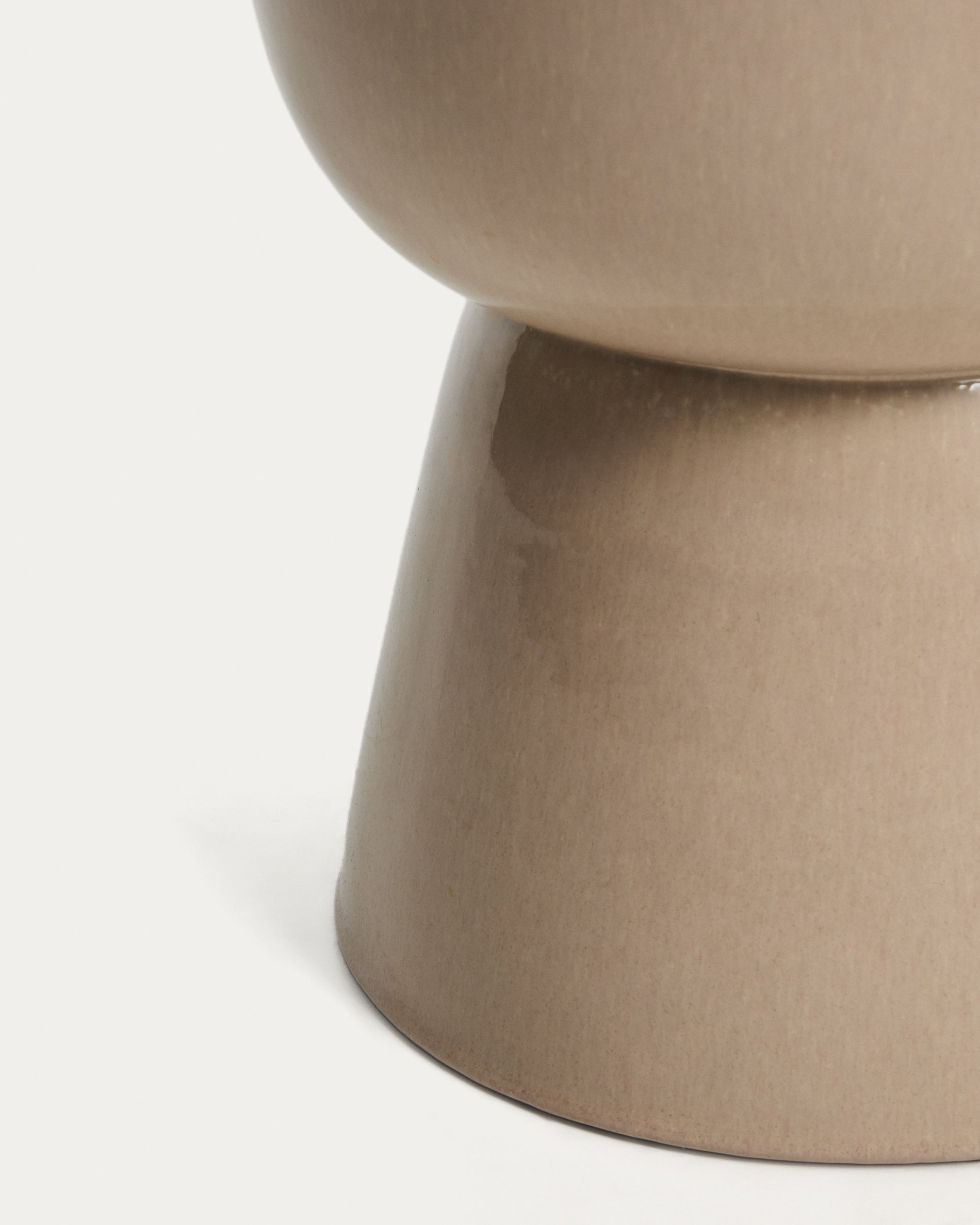 Outdoor-Beistelltisch Mesquida aus Keramik mit ecrufarbener Glasur, Ø 36 cm in Beige präsentiert im Onlineshop von KAQTU Design AG. Beistelltisch Outdoor ist von Kave Home