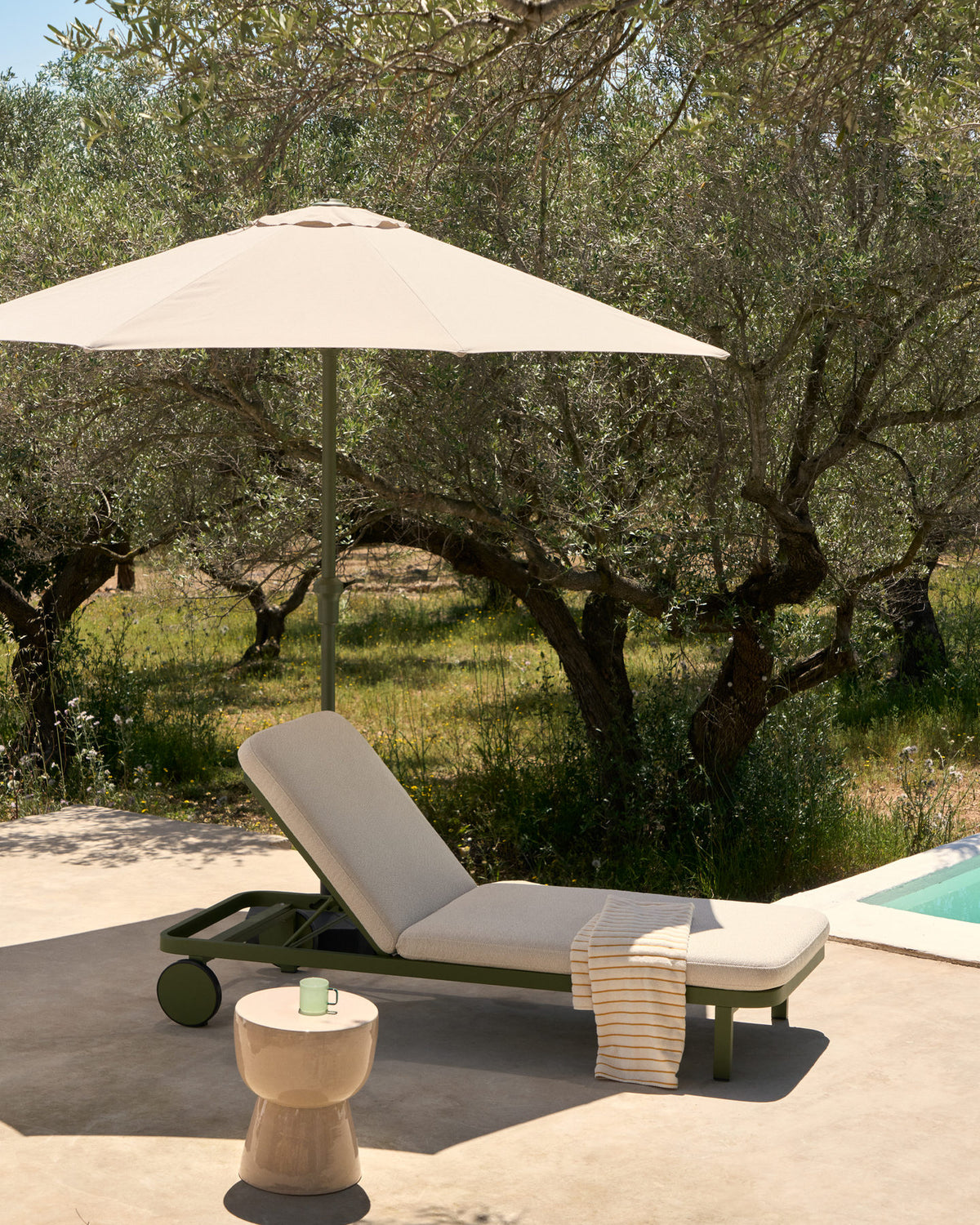 Outdoor-Beistelltisch Mesquida aus Keramik mit ecrufarbener Glasur, Ø 36 cm in Beige, Ecru, Hellgrau präsentiert im Onlineshop von KAQTU Design AG. Beistelltisch Outdoor ist von Kave Home