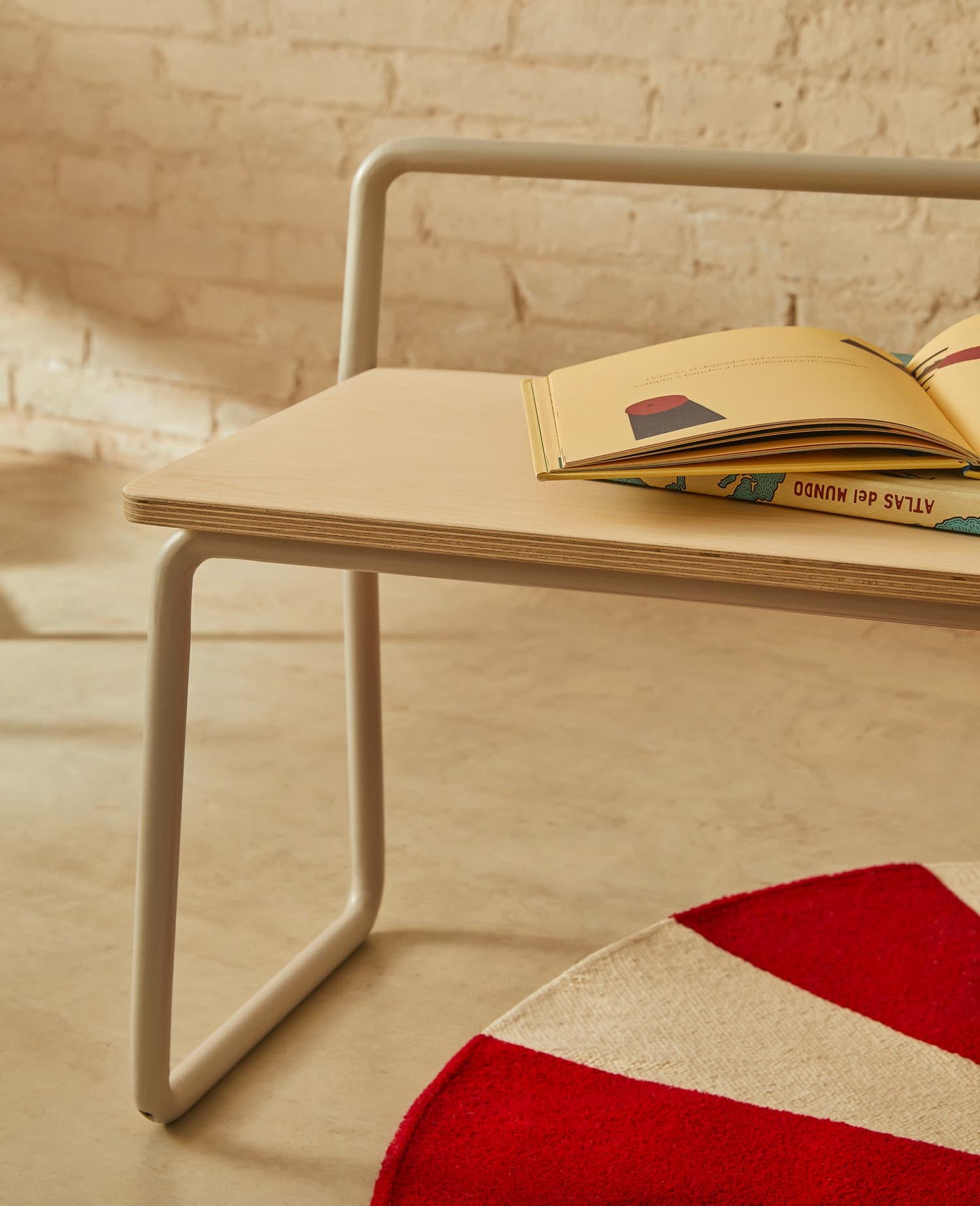 Entdecken Sie die Bank Tinn von Kave Home: 75 cm aus elegantem Eschenfurnier und robustem Metall, perfekt für jeden Raum.