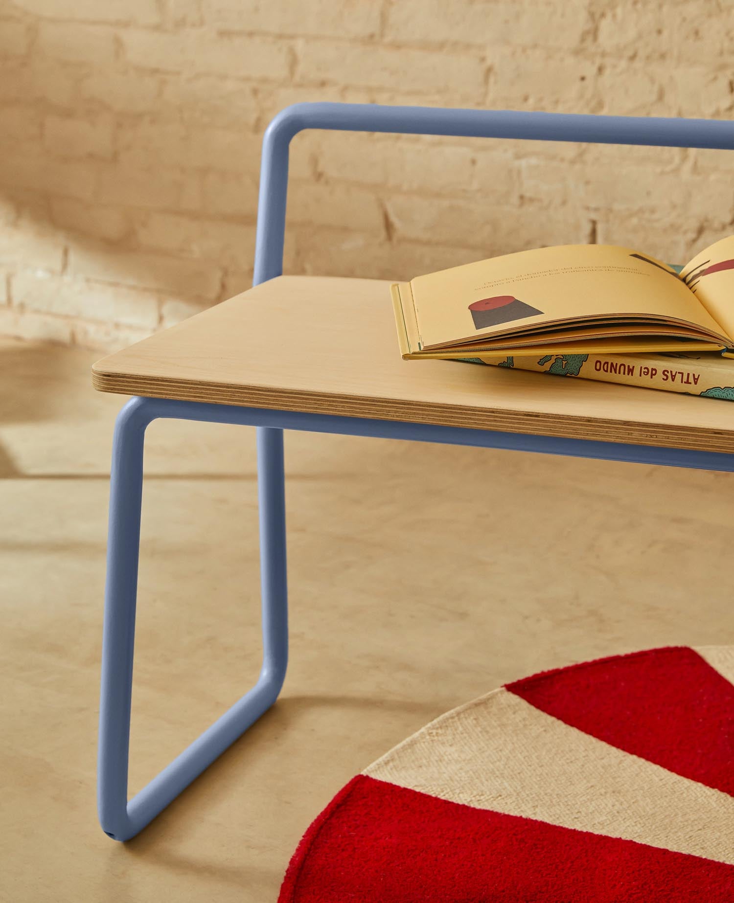 Entdecken Sie die Bank Tinn von Kave Home: Einzigartiges Design aus Eschenfurnier und robustem blauen Metall, ideal für jeden Wohnraum.