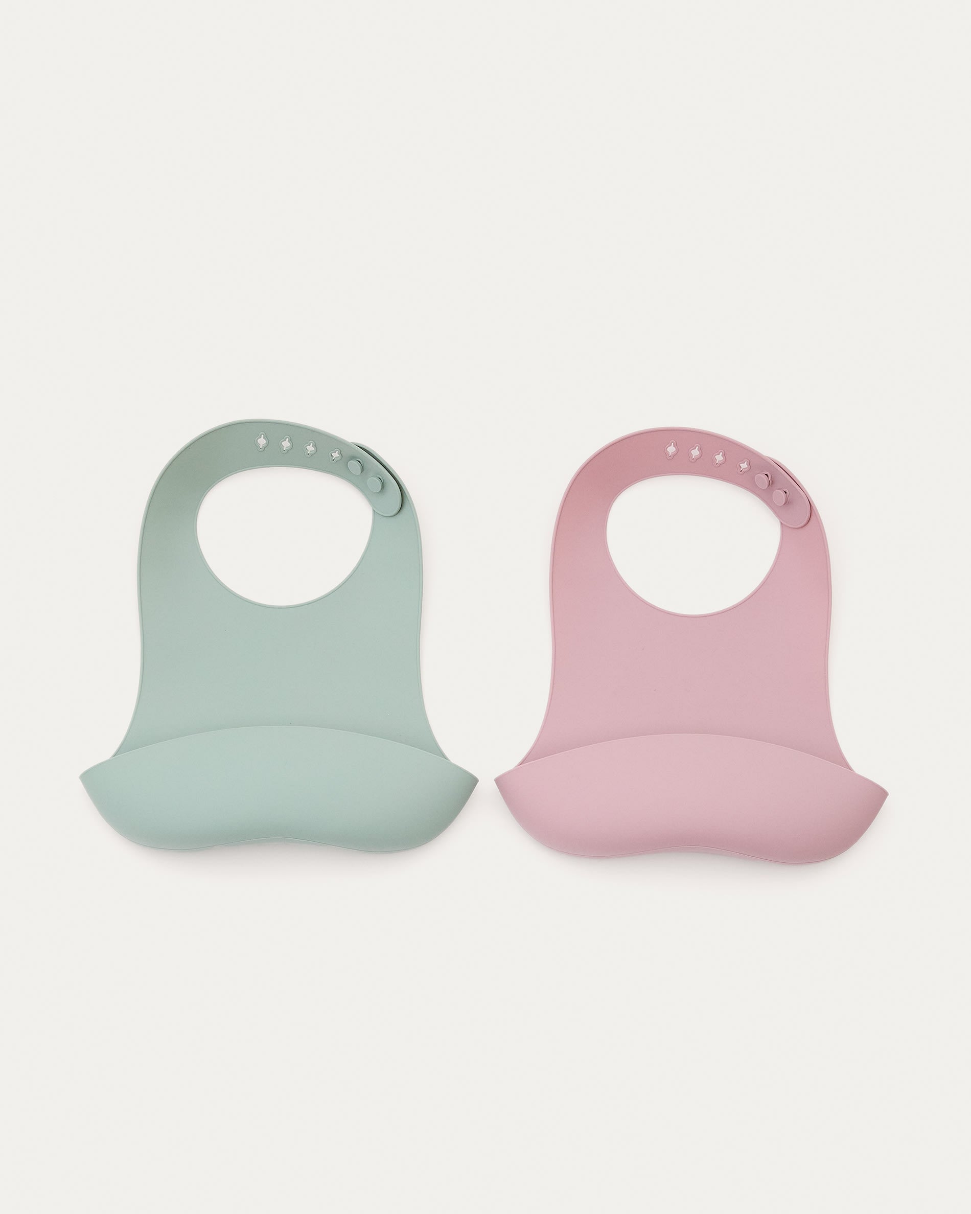 Set Lili aus 2 Lätzchen aus Silikon rosa und türkis in Türkis, Rosa präsentiert im Onlineshop von KAQTU Design AG. Geschirr Kids ist von Kave Home