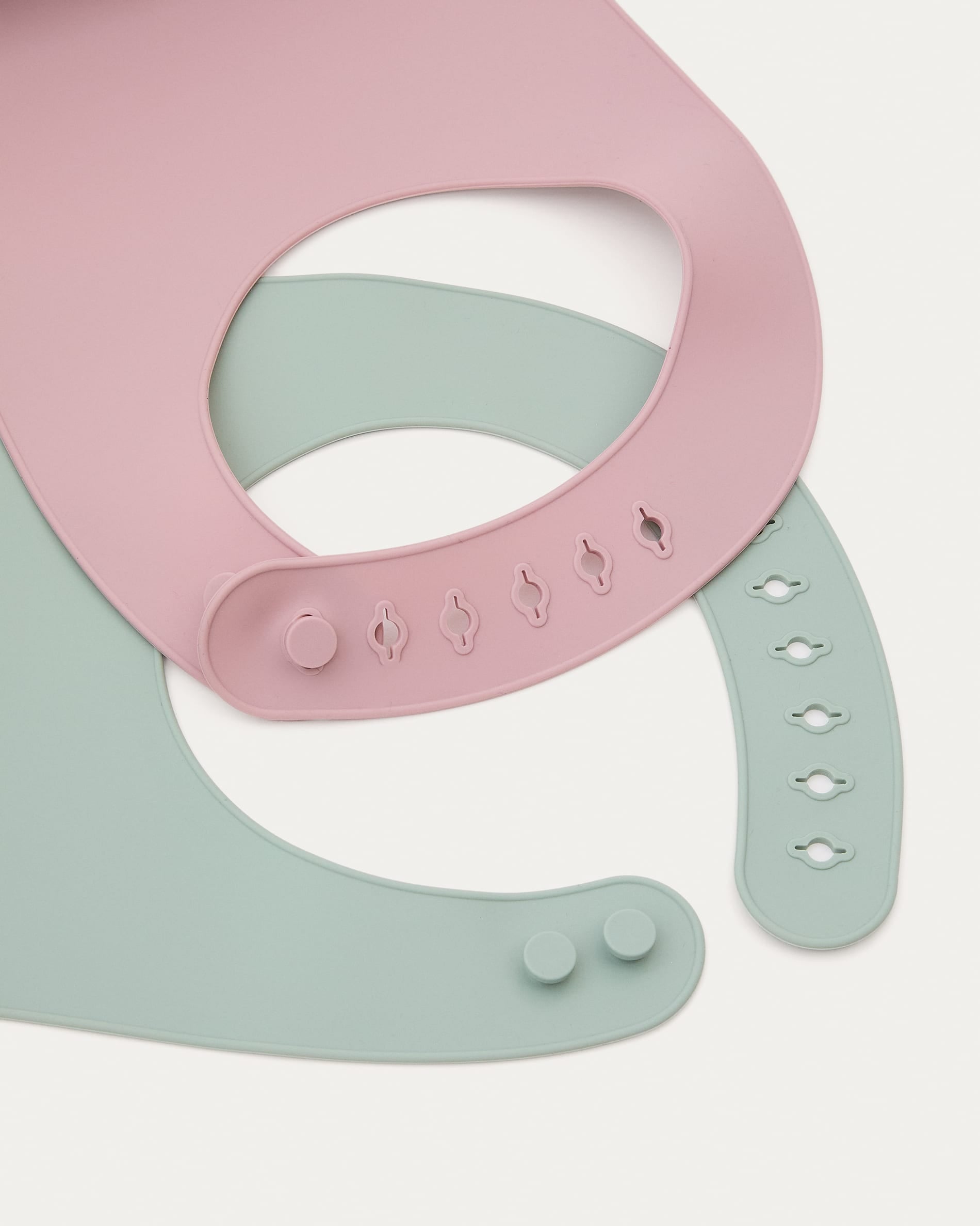 Set Lili aus 2 Lätzchen aus Silikon rosa und türkis in Türkis, Rosa präsentiert im Onlineshop von KAQTU Design AG. Geschirr Kids ist von Kave Home