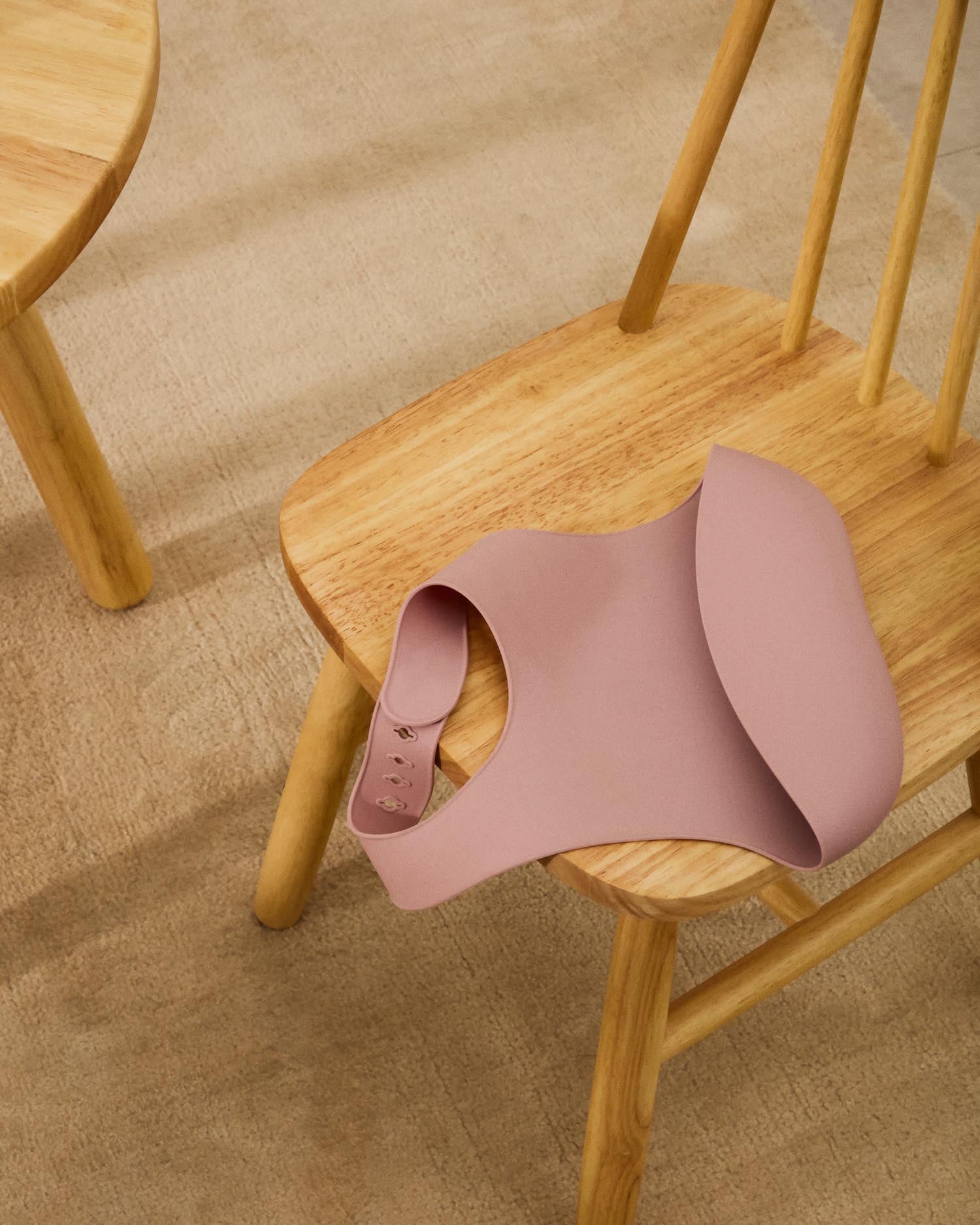 Set Lili aus 2 Lätzchen aus Silikon rosa und türkis in Türkis, Rosa präsentiert im Onlineshop von KAQTU Design AG. Geschirr Kids ist von Kave Home