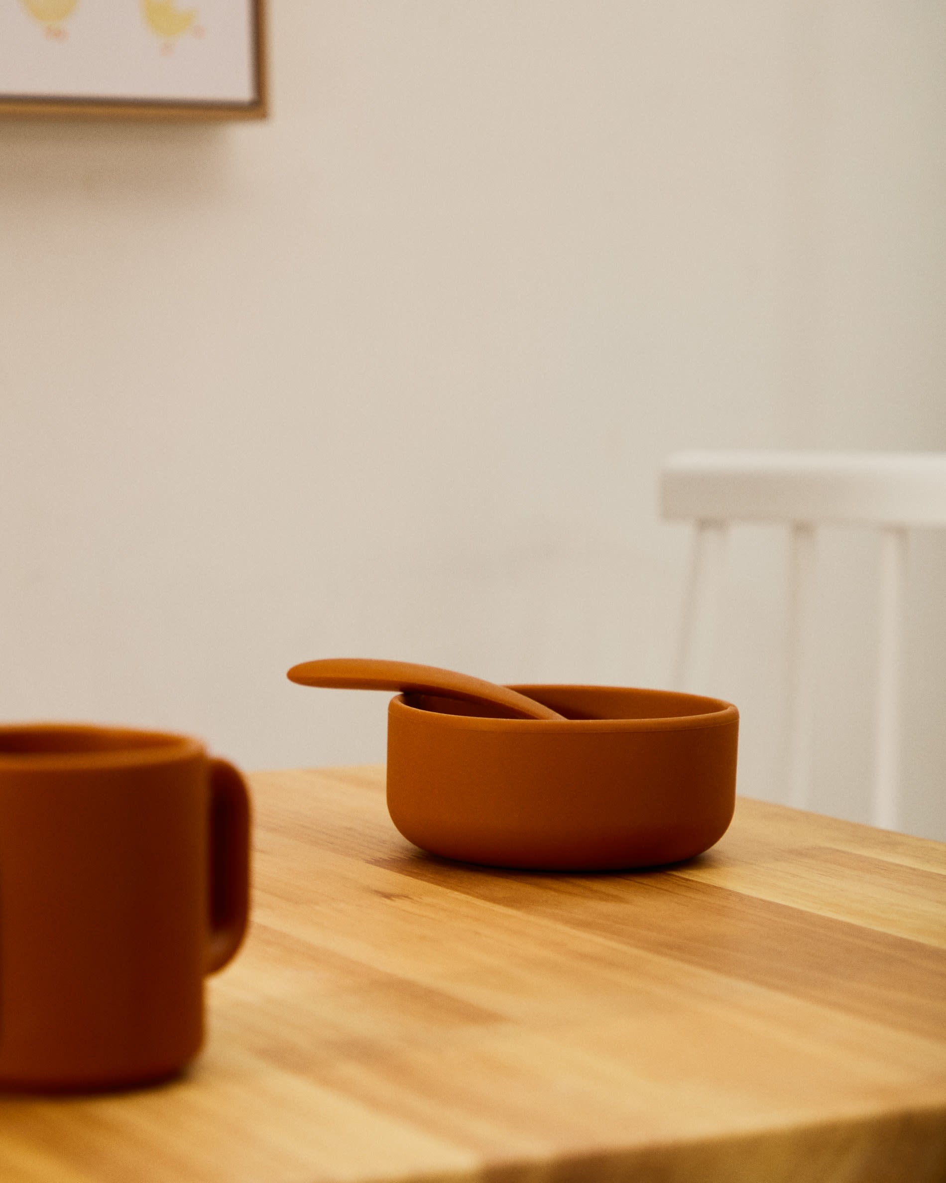 Set Lili aus Teller und Schüssel aus Silikon orange in Orange präsentiert im Onlineshop von KAQTU Design AG. Geschirr Kids ist von Kave Home