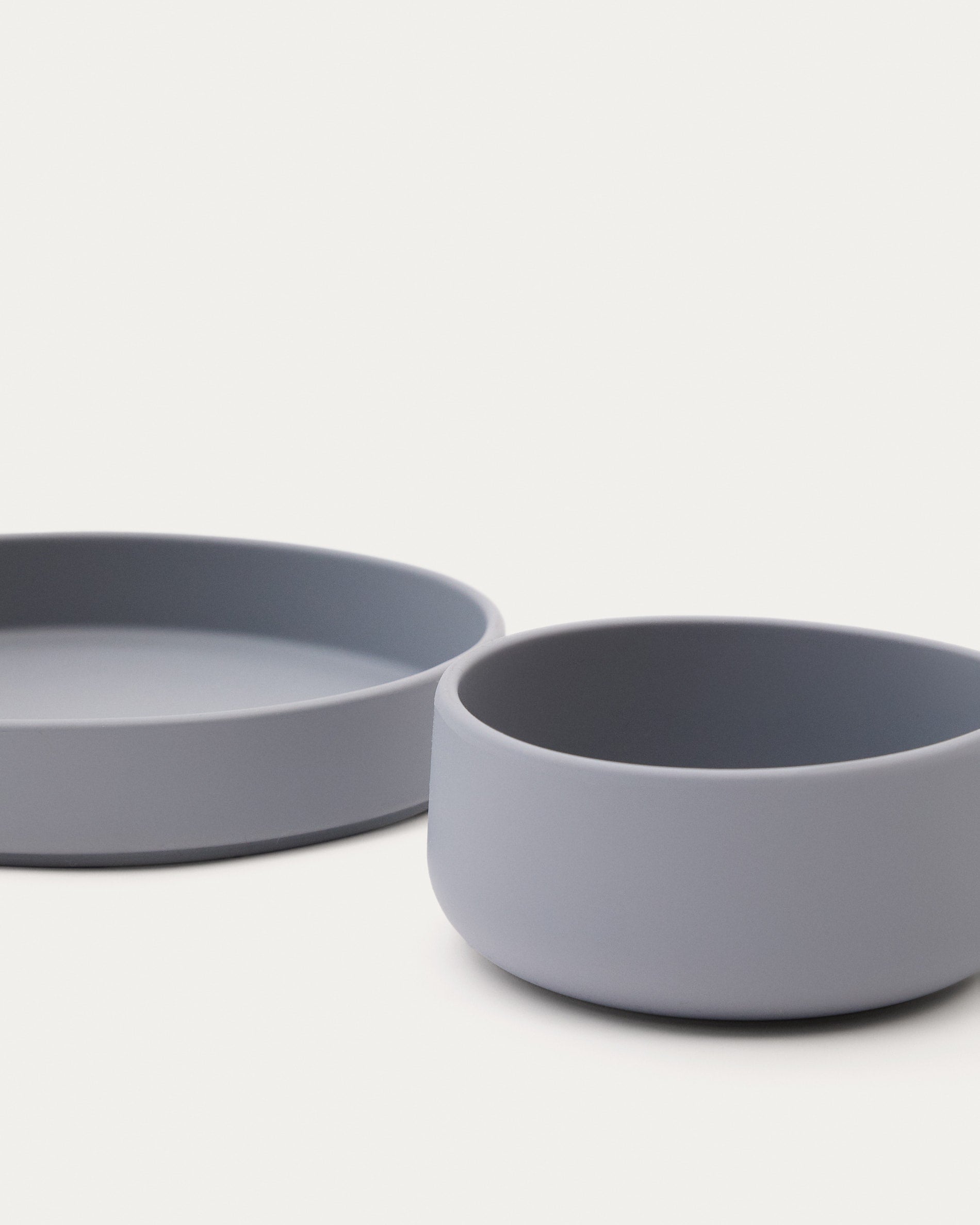 Set Lili aus Teller und Schüssel aus Silikon blau in Blau präsentiert im Onlineshop von KAQTU Design AG. Geschirr Kids ist von Kave Home