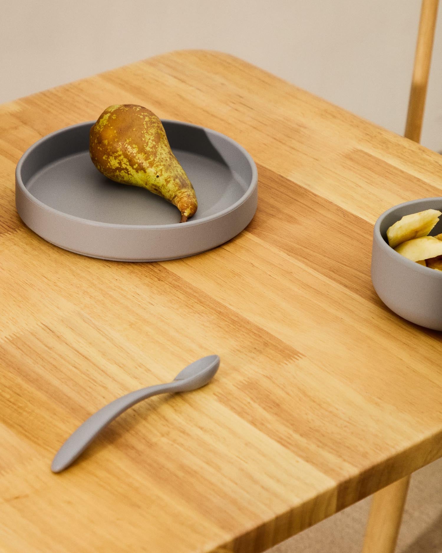 Set Lili aus Teller und Schüssel aus Silikon blau in Blau präsentiert im Onlineshop von KAQTU Design AG. Geschirr Kids ist von Kave Home