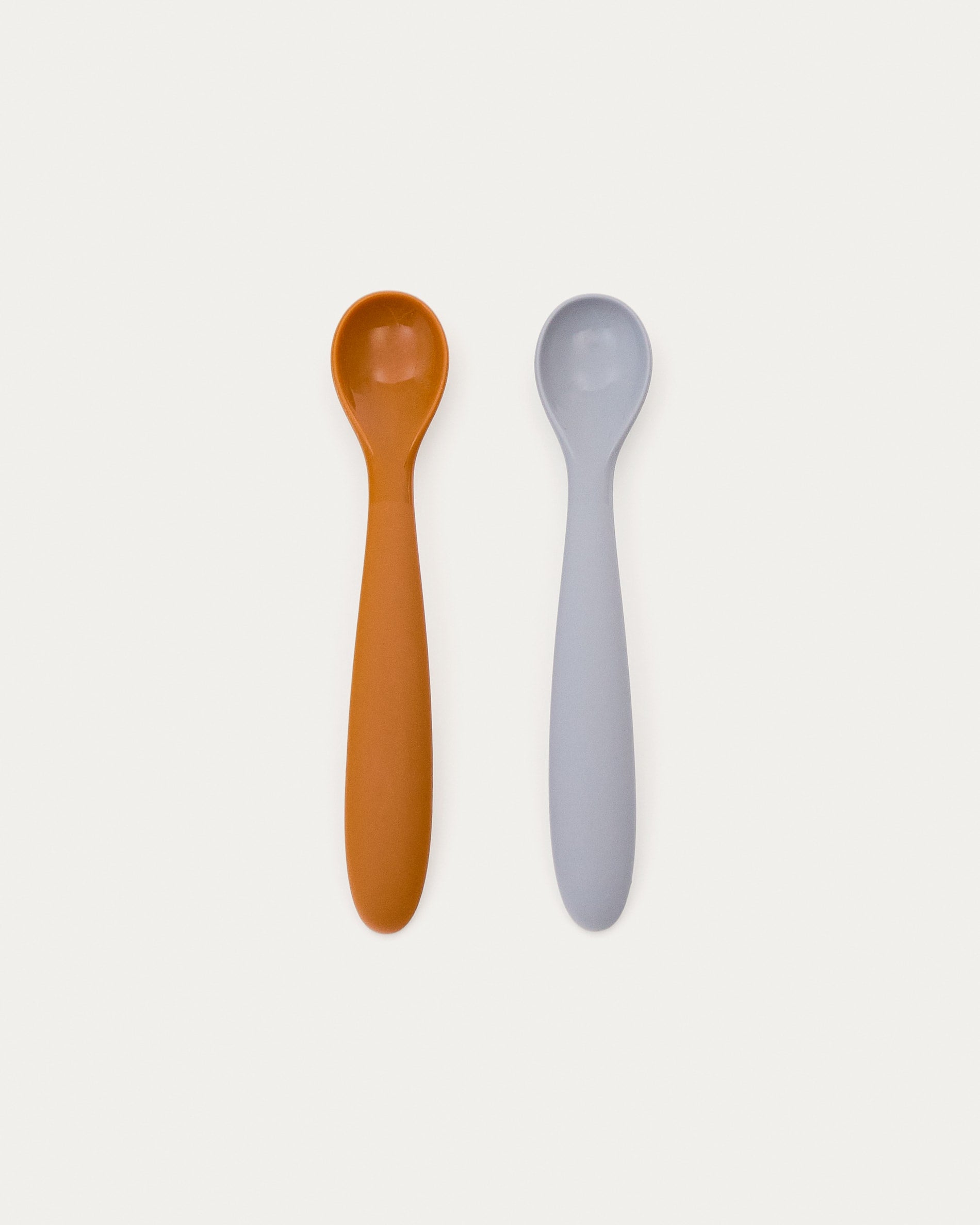 Set Lili aus 2 Löffeln aus Silikon orange und blau in Orange, Blau präsentiert im Onlineshop von KAQTU Design AG. Geschirr Kids ist von Kave Home