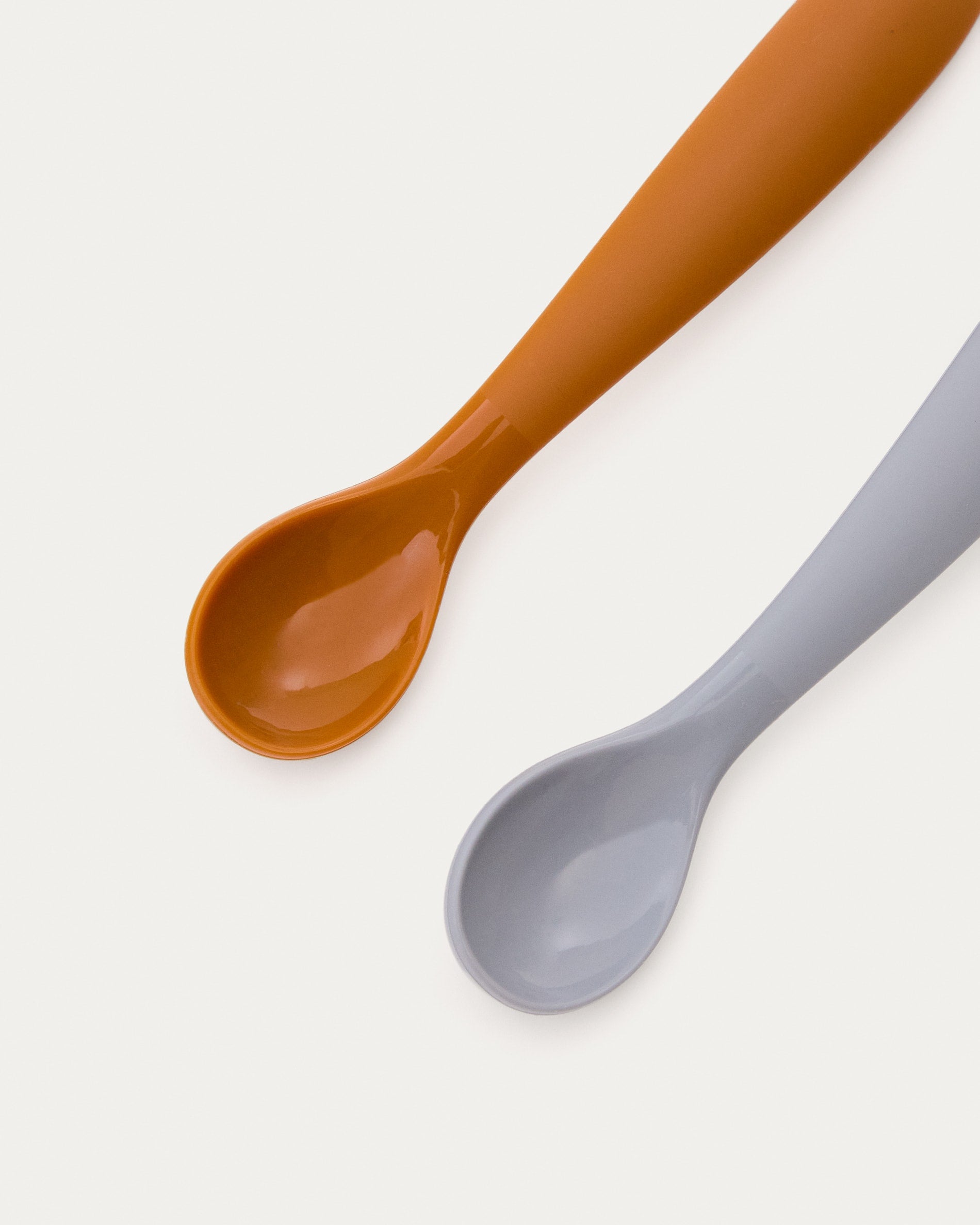 Set Lili aus 2 Löffeln aus Silikon orange und blau in Orange, Blau präsentiert im Onlineshop von KAQTU Design AG. Geschirr Kids ist von Kave Home