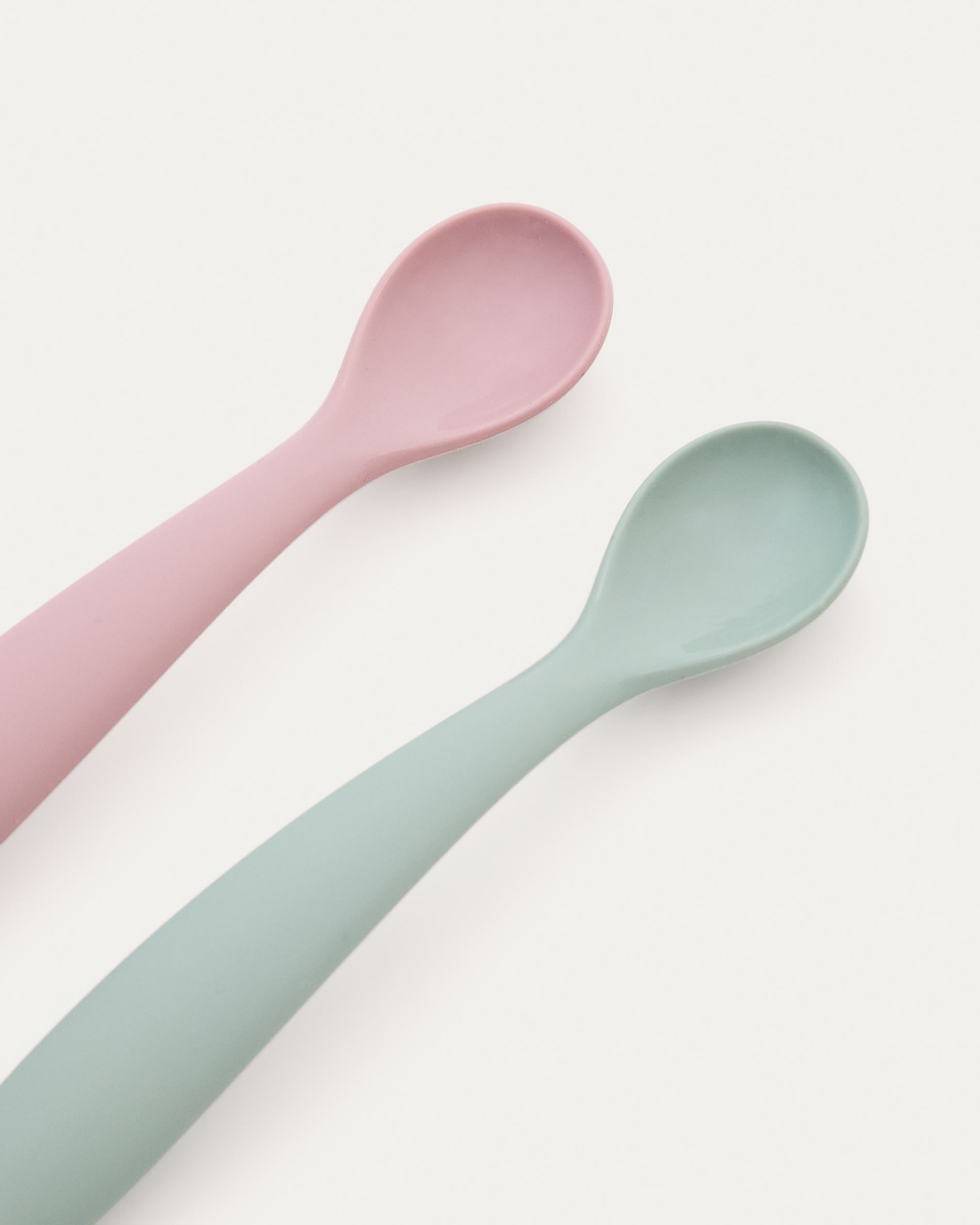 Set Lili aus 2 Löffeln aus Silikon rosa und türkis in Türkis, Rosa präsentiert im Onlineshop von KAQTU Design AG. Geschirr Kids ist von Kave Home