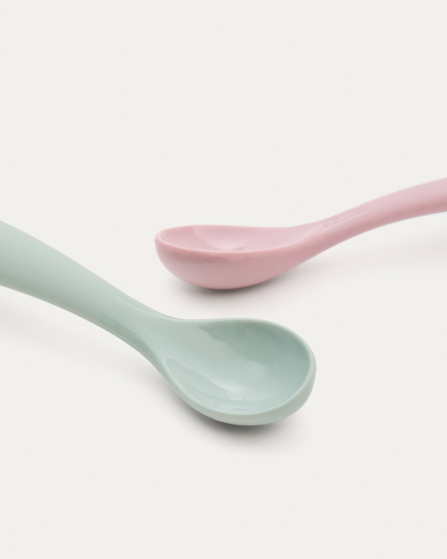 Set Lili aus 2 Löffeln aus Silikon rosa und türkis in Türkis, Rosa präsentiert im Onlineshop von KAQTU Design AG. Geschirr Kids ist von Kave Home