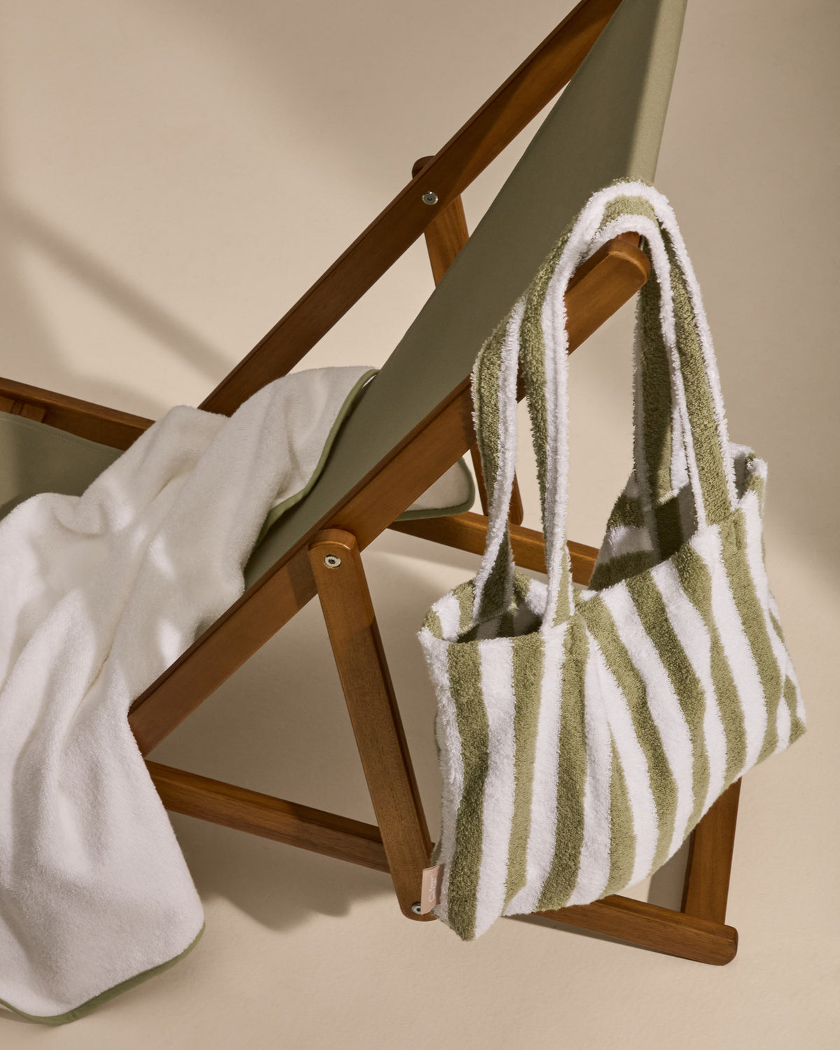 Flache Tasche Nuni mit grün-weissen Streifen aus Baumwollgewebe, Kinderaccessoire von Kave Home