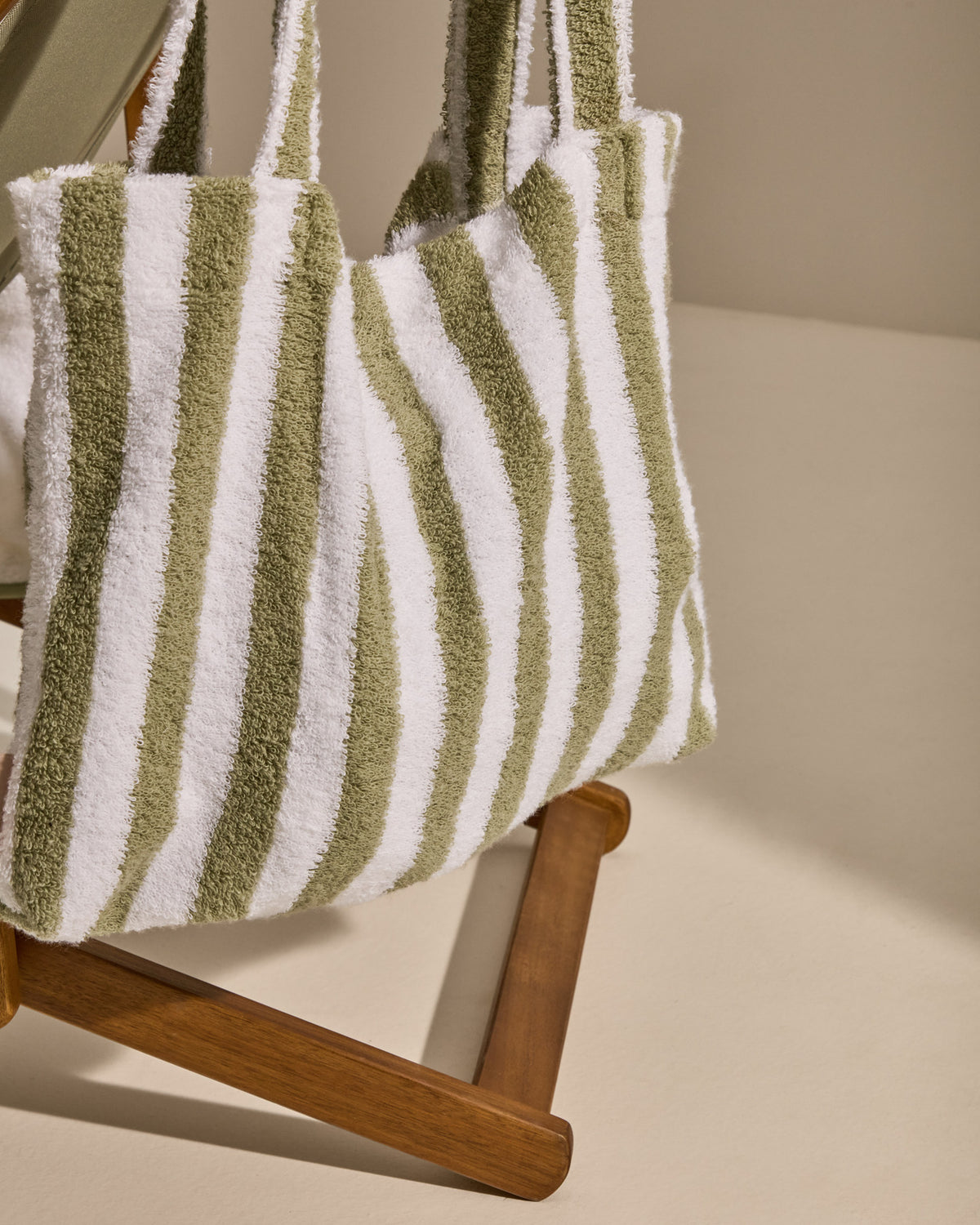 Flache Tasche Nuni mit grün-weissen Streifen aus Baumwollgewebe, Kinderaccessoire von Kave Home