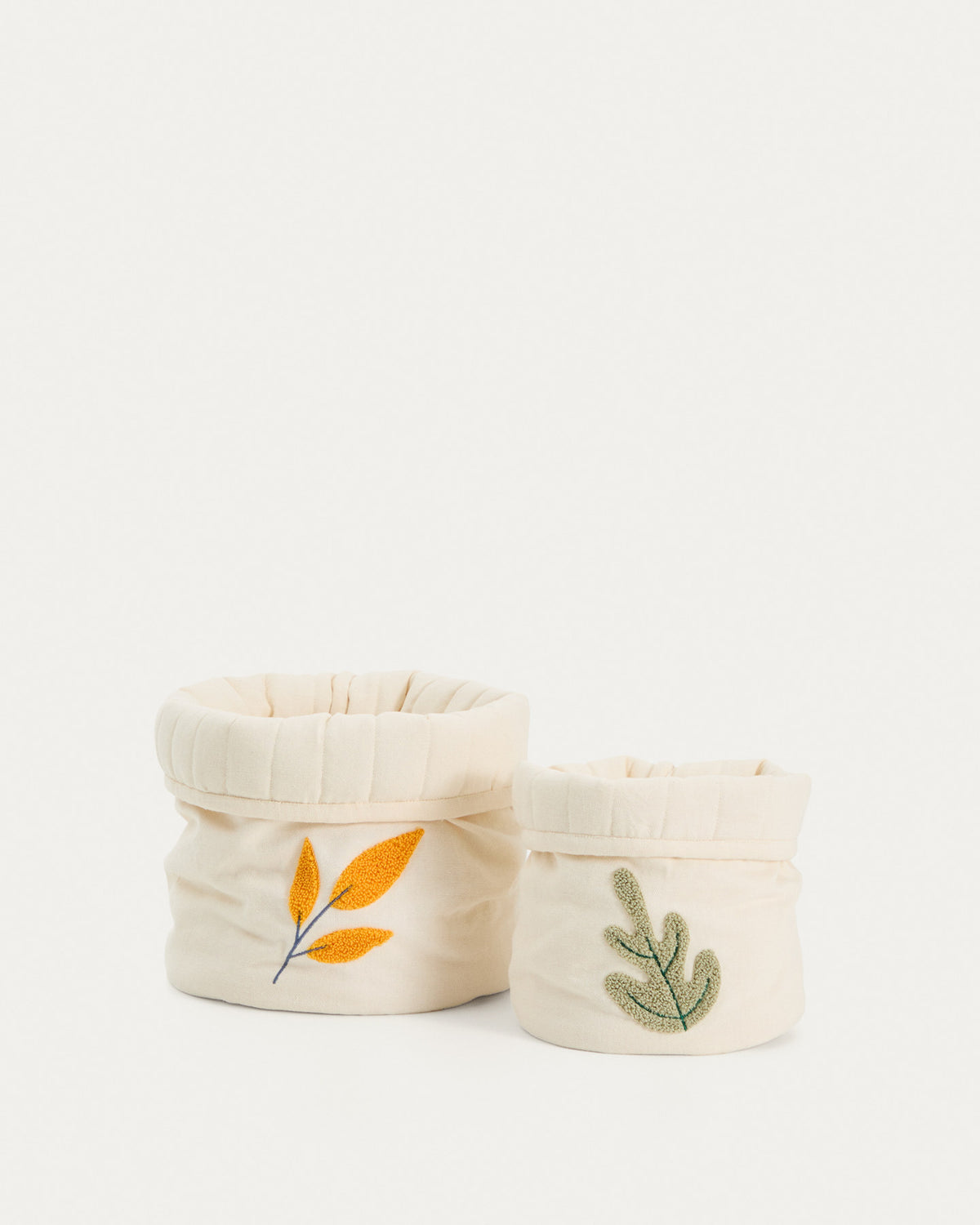 Kinderkörbe Tandani im 2er-Set aus Baumwolle in Beige mit aufgestickten Blättern in Weiss präsentiert im Onlineshop von KAQTU Design AG. Aufbewährungskörbe ist von Kave Home