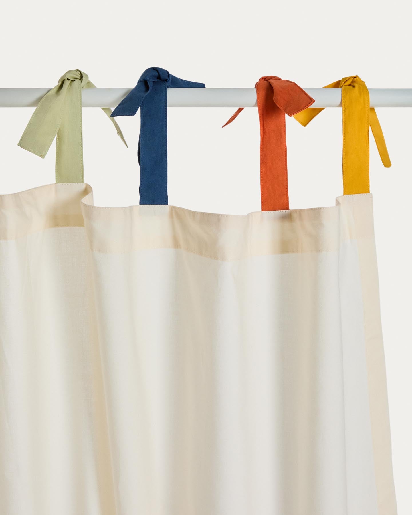 Vorhang Zelda aus 100 % Baumwolle in Weiß mit bunten Bändern, 135 x 270 cm in Weiß präsentiert im Onlineshop von KAQTU Design AG. Vorhang ist von Kave Home
