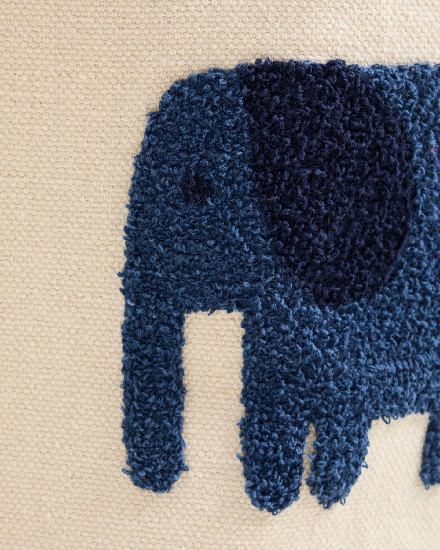 Beigefarbener Korb Tandani mit blauem Elefanten, 30 cm in Ecru präsentiert im Onlineshop von KAQTU Design AG. Teppich ist von Kave Home