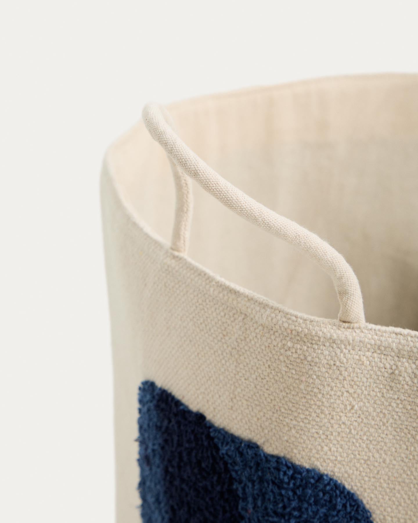 Beigefarbener Korb Tandani mit blauem Elefanten, 30 cm in Ecru präsentiert im Onlineshop von KAQTU Design AG. Teppich ist von Kave Home