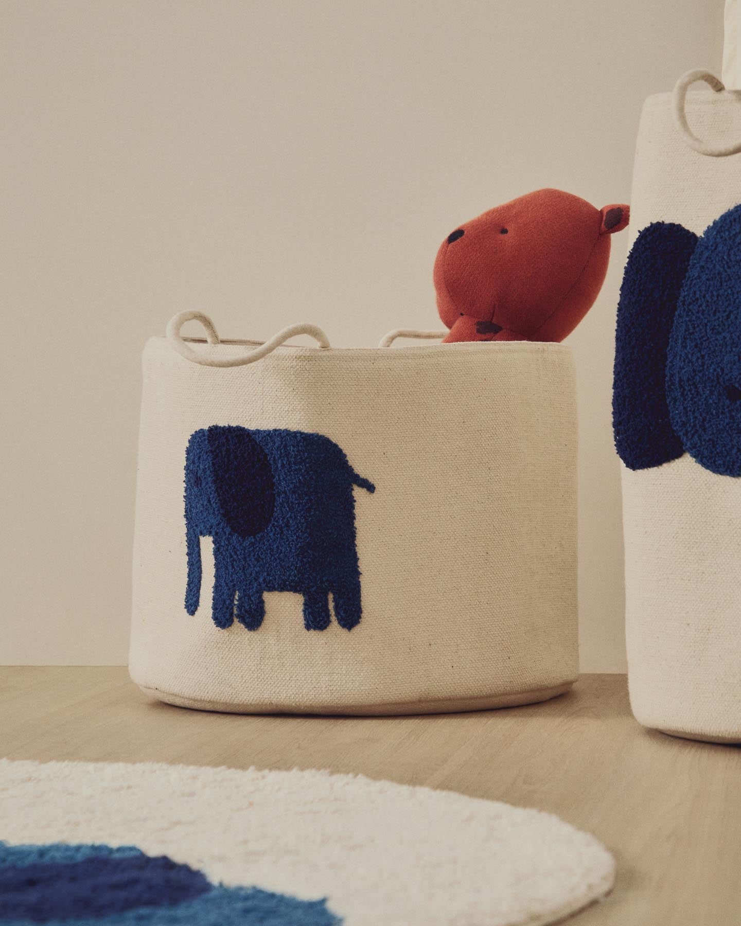 Beigefarbener Korb Tandani mit blauem Elefanten, 30 cm in Ecru präsentiert im Onlineshop von KAQTU Design AG. Teppich ist von Kave Home